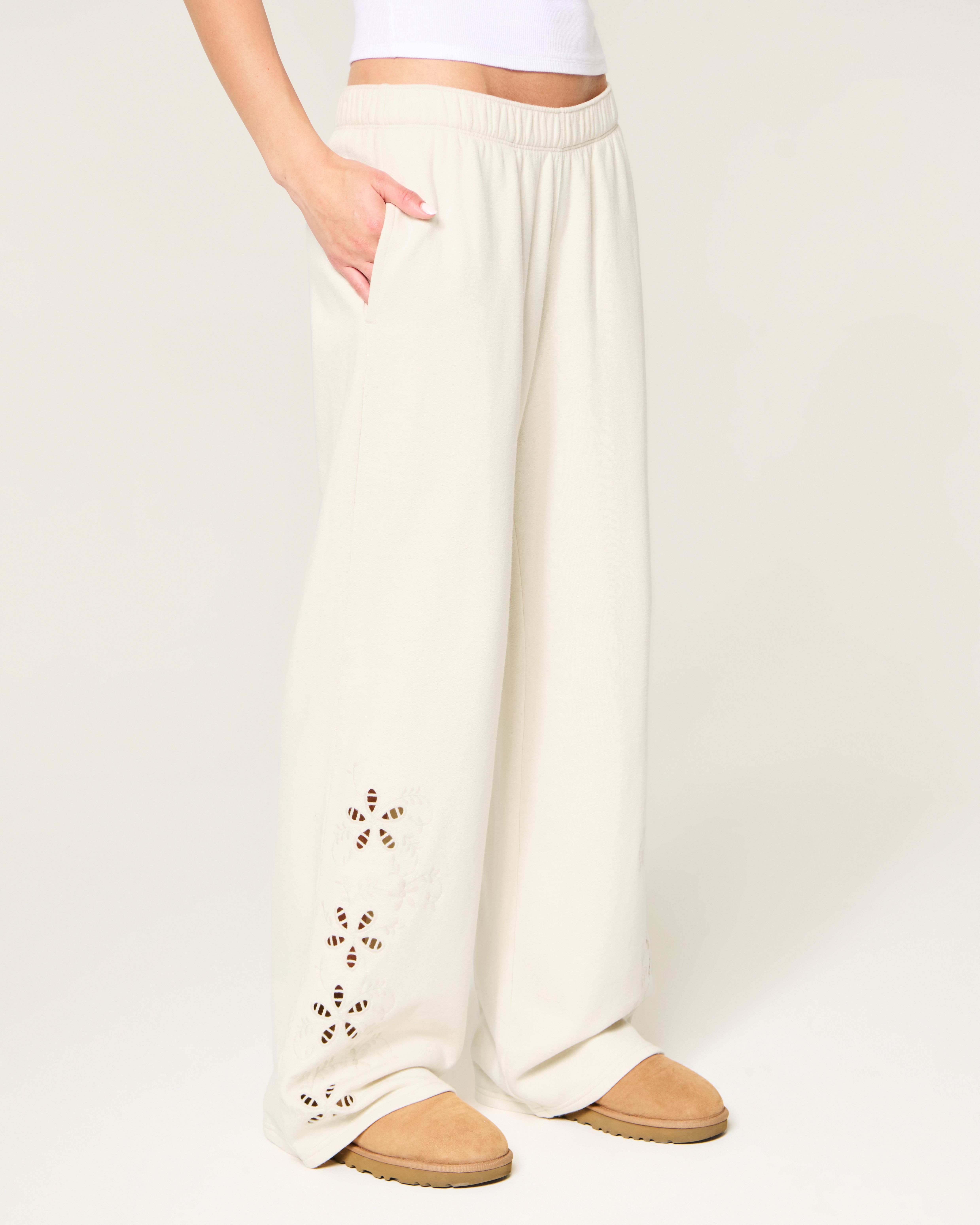 Женские брюки Hollister Feel Good Floral Cutout Wide-Leg Sweatpants — фото 3