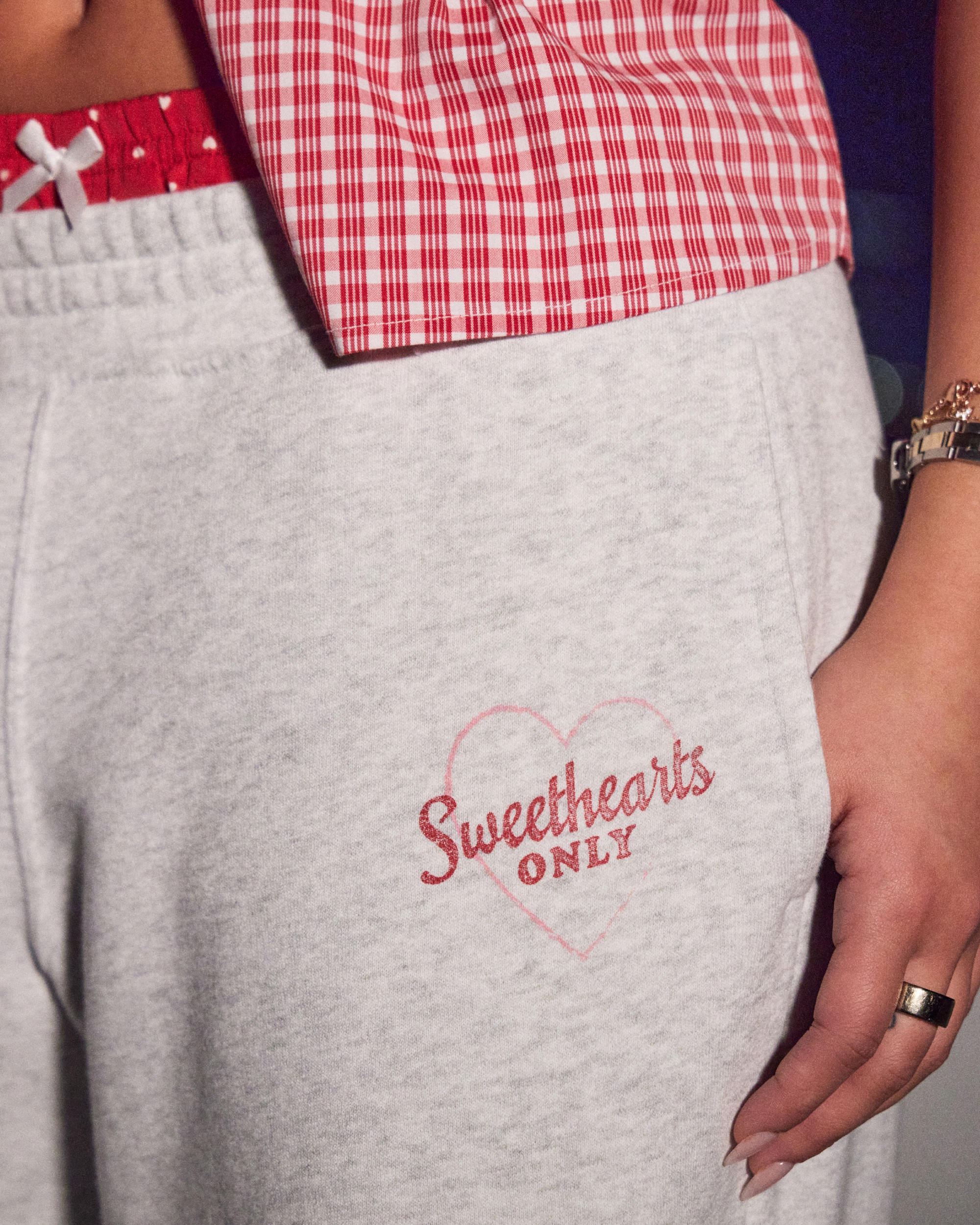 Женские брюки Hollister Feel Good Sweetheart Graphic Baggy Sweatpants — фото 2