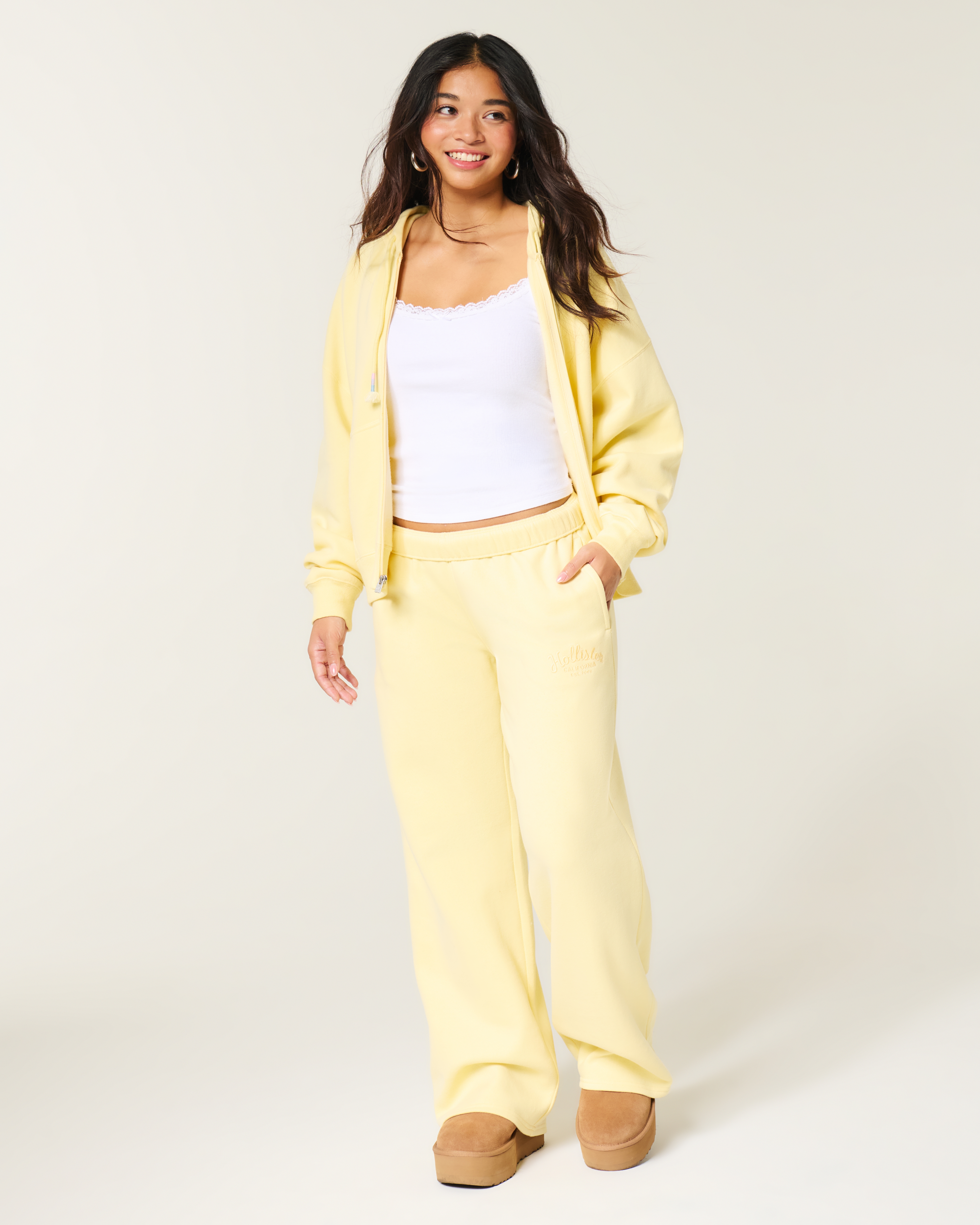 Женские брюки Hollister Feel Good Wide-Leg Logo Graphic Sweatpants — фото 2