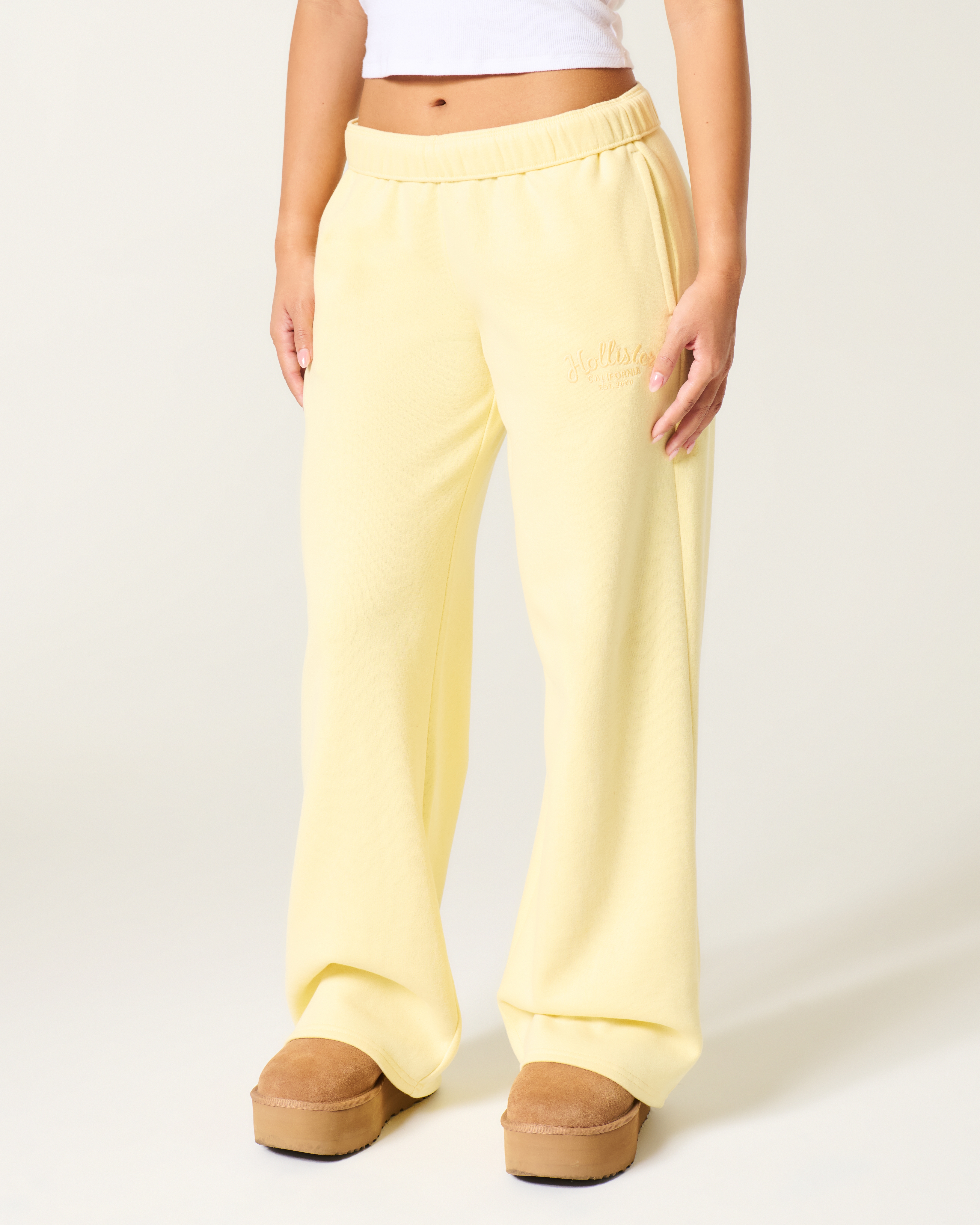 Женские брюки Hollister Feel Good Wide-Leg Logo Graphic Sweatpants — фото 3