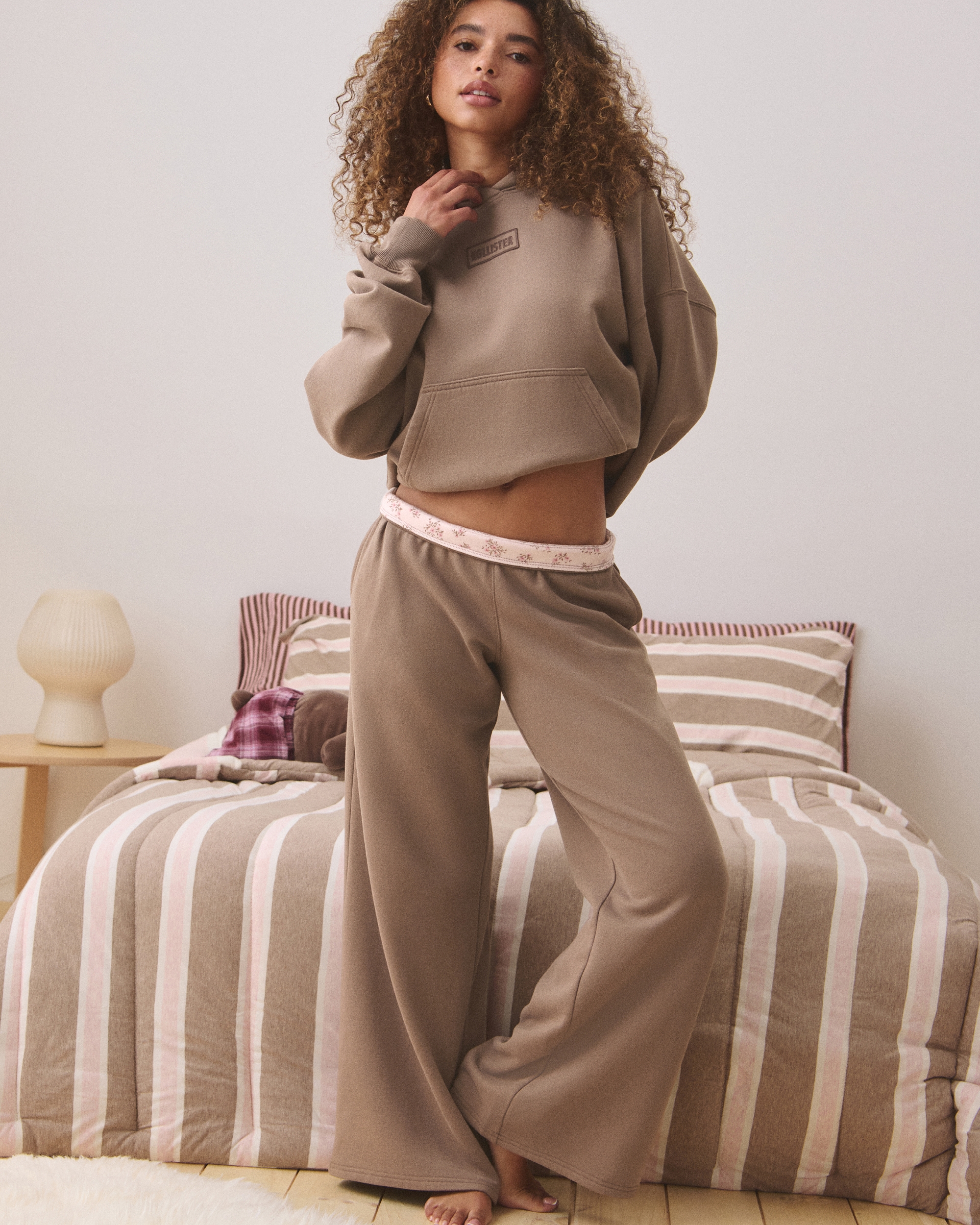 Женские брюки Hollister Feel Good x Target Low-Rise Baggy Sweatpants — фото 2