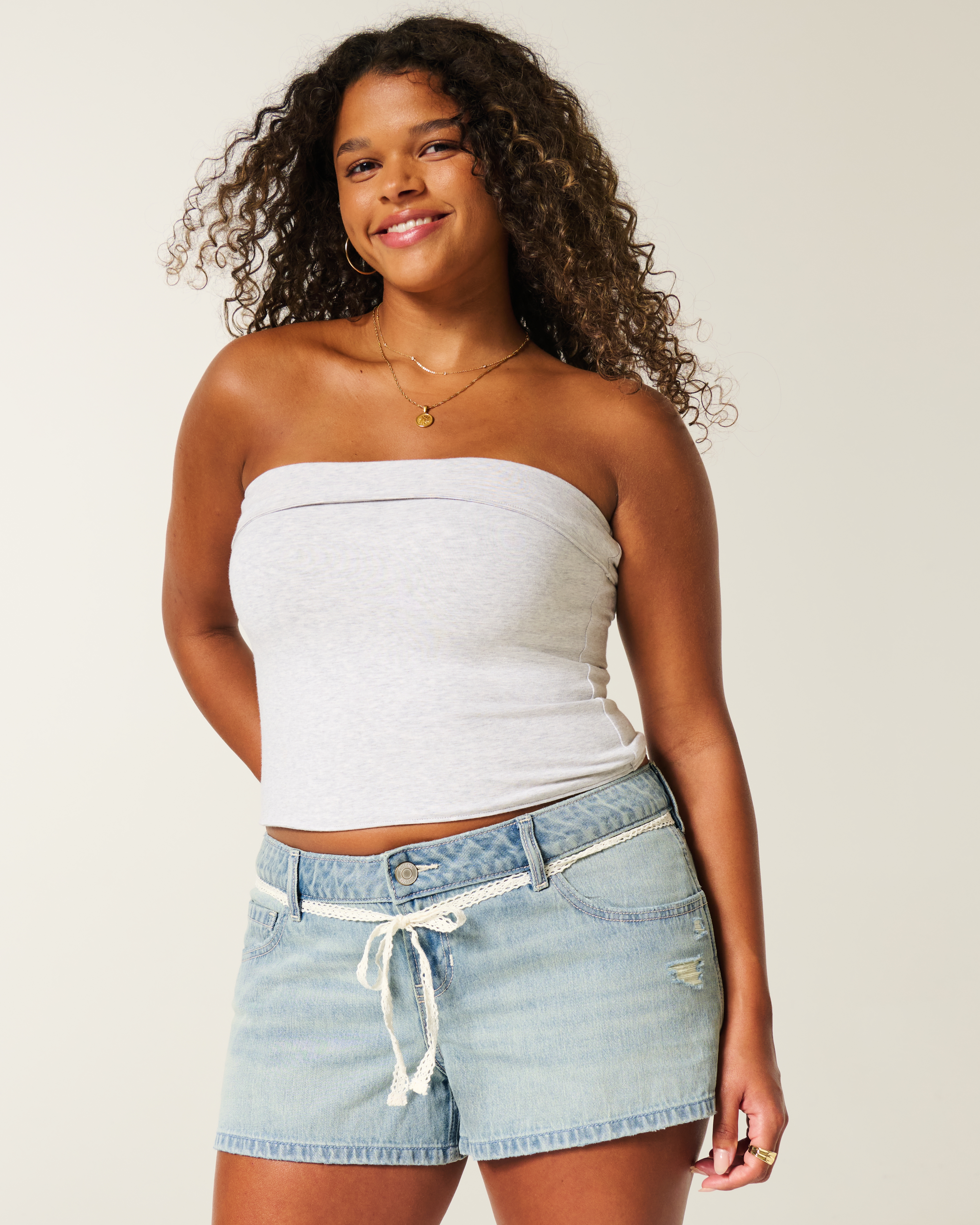 Женские шорты Hollister Ultra Low-Rise Light Wash Lace Tie Denim Mini Shorts — фото 2