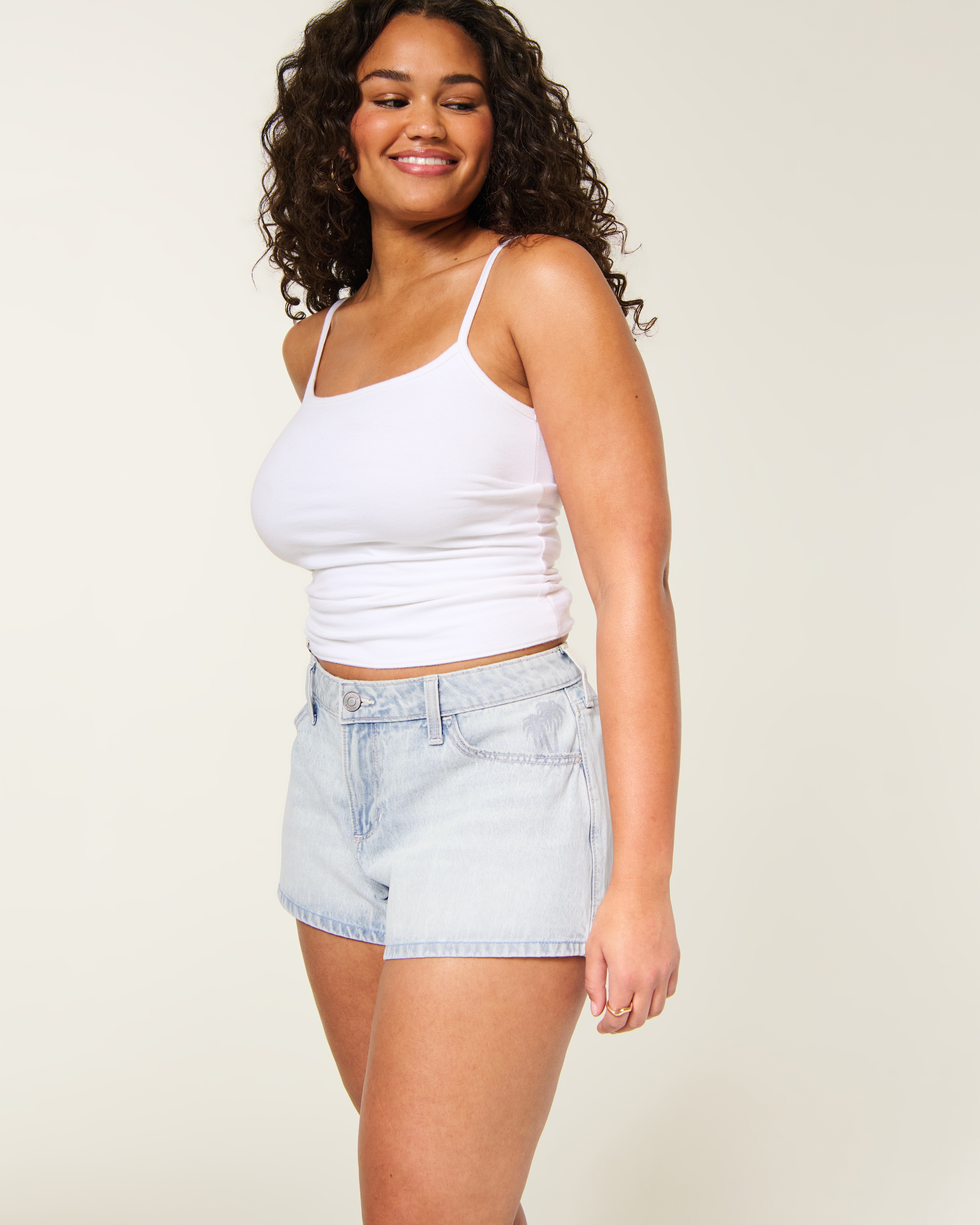 Женские шорты Hollister Curvy High-Rise Distressed A-Line Denim Shorts — фото 2