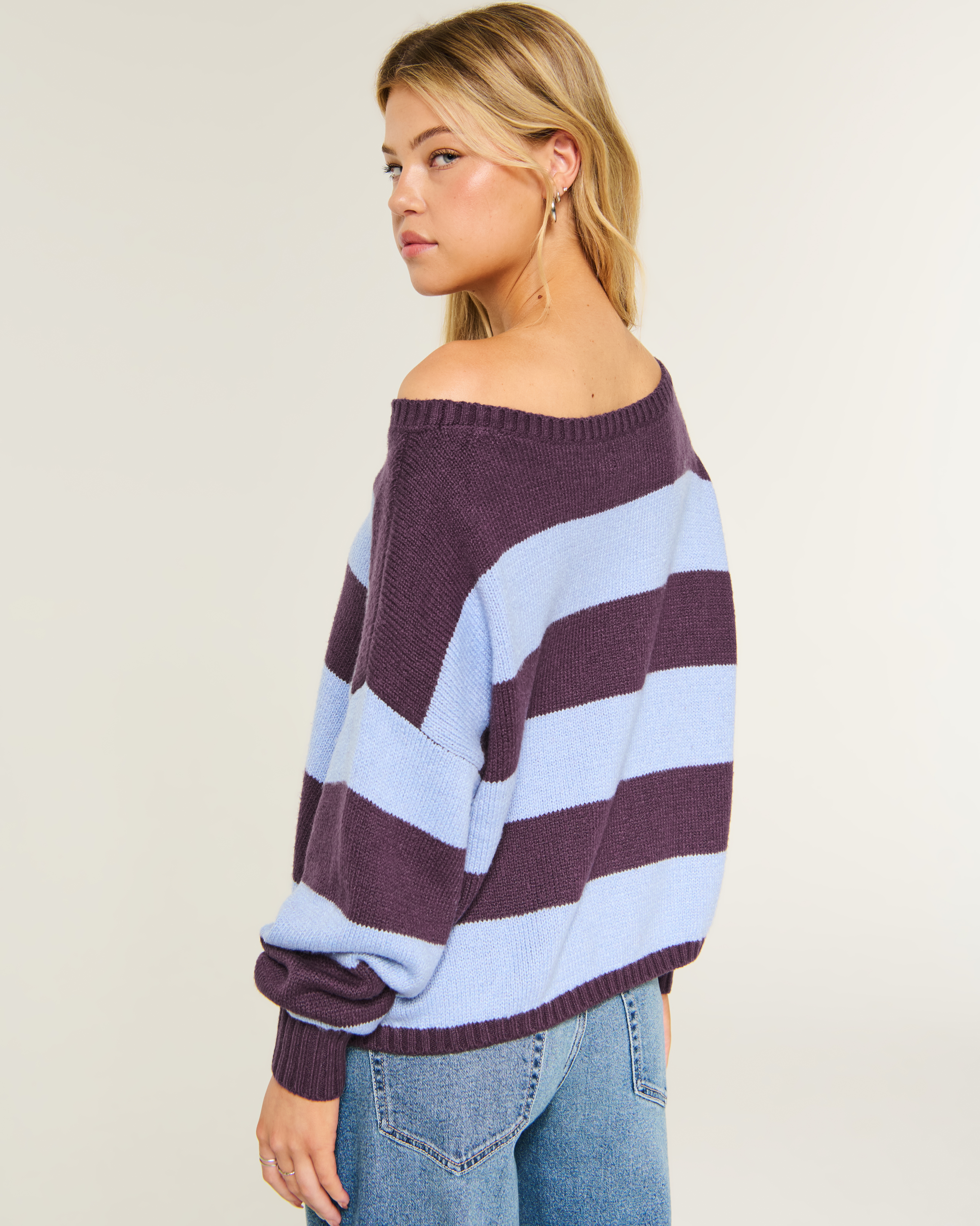 Женские свитеры Hollister Easy Slouchy Off-the-Shoulder Sweater — фото 3