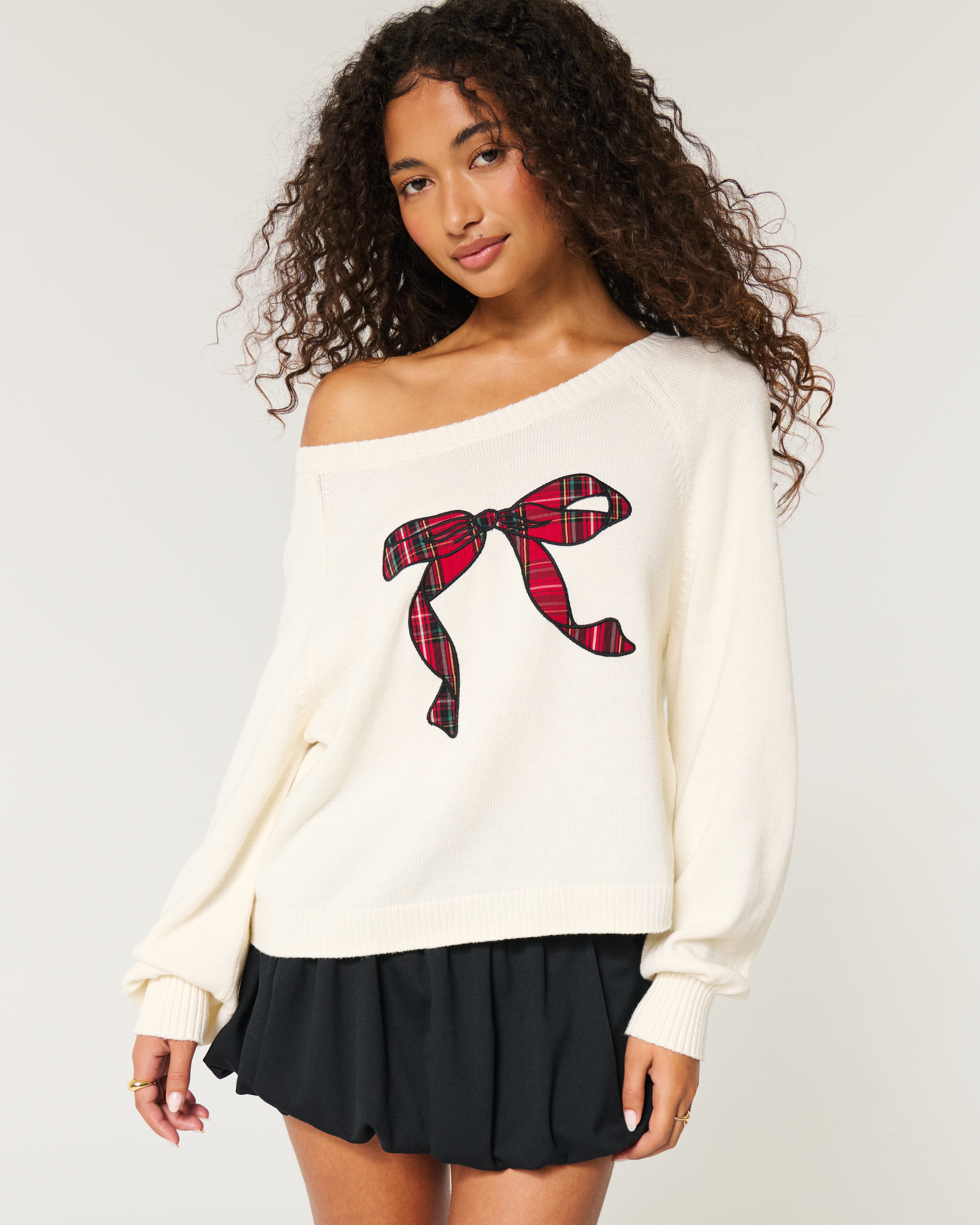 Женские свитеры Hollister Easy Off-the-Shoulder Bow Graphic Sweater — фото 2