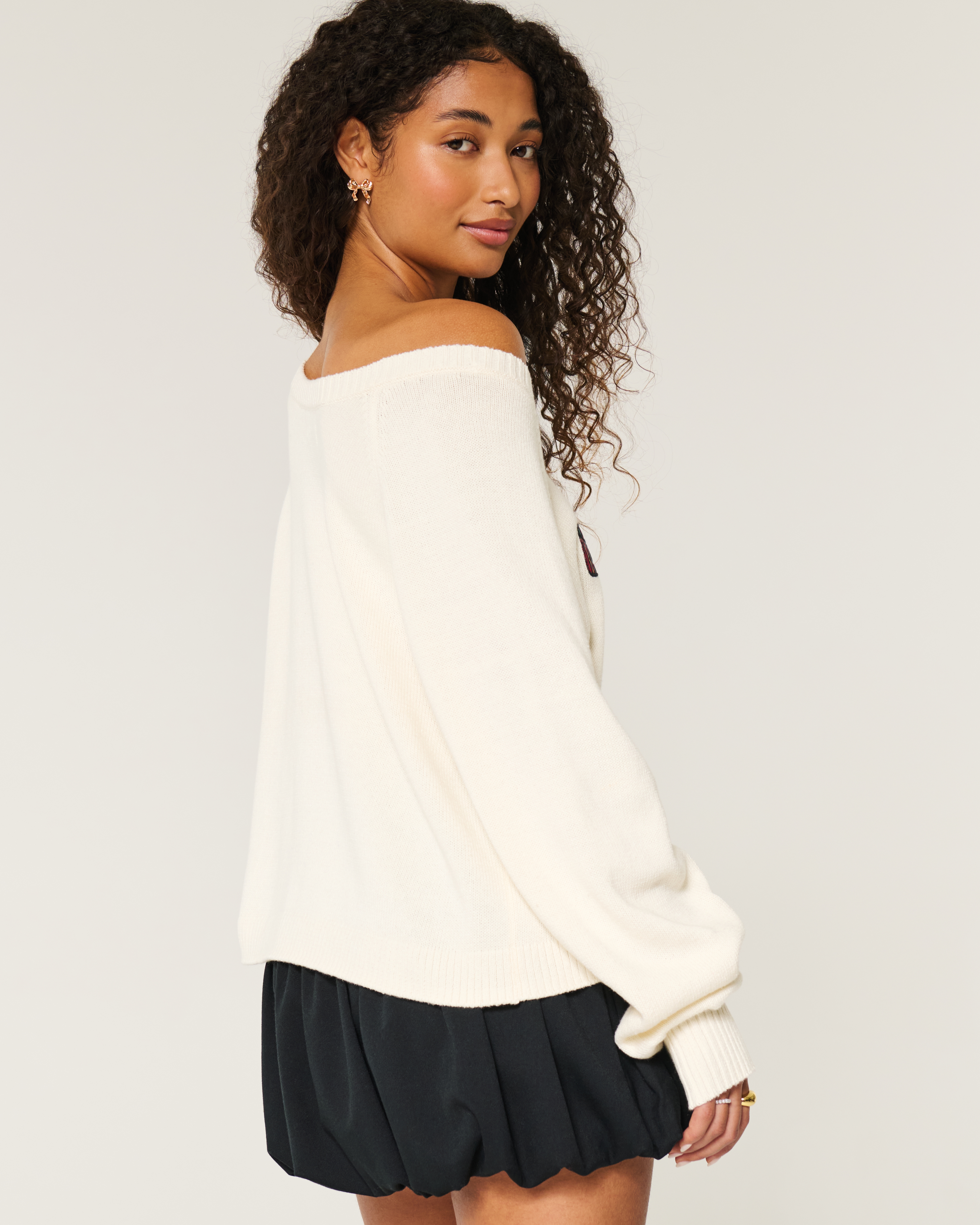 Женские свитеры Hollister Easy Off-the-Shoulder Bow Graphic Sweater — фото 3