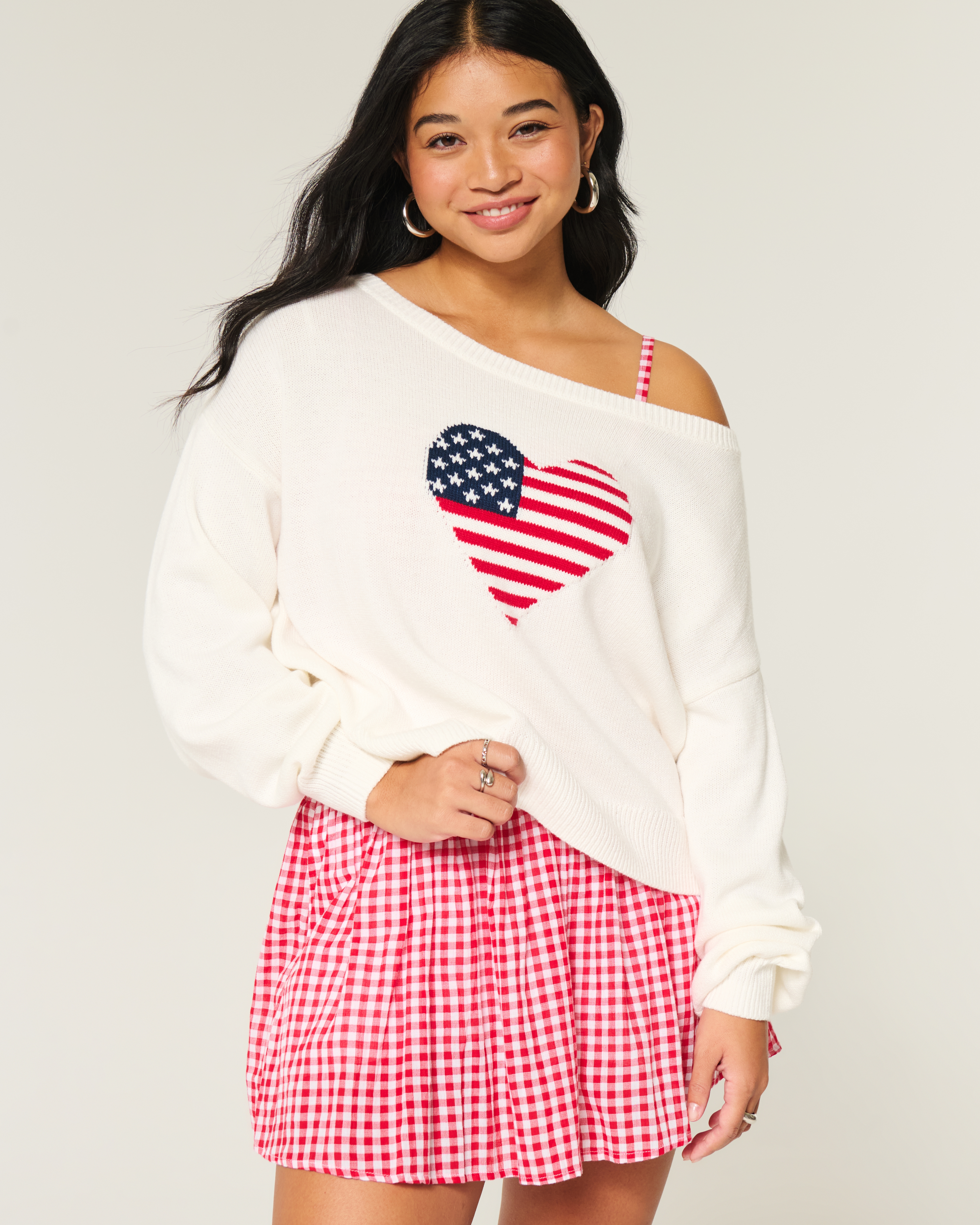 Женские свитеры Hollister Slouchy Off-the-Shoulder Flag Heart Graphic Sweater — фото 2