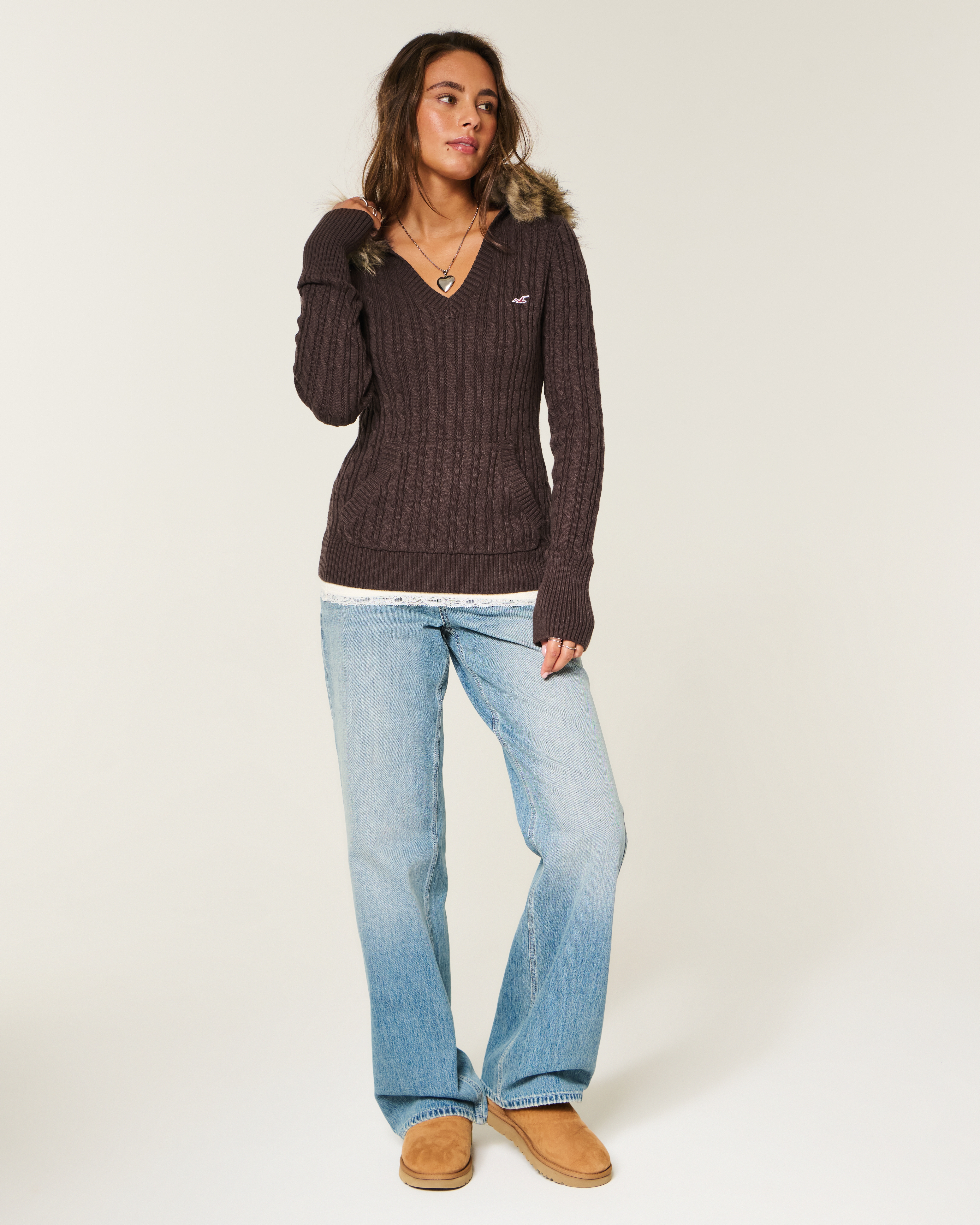 Женский свитер Hollister Faux Fur Trim Hooded Cable-Knit, цвет: Тёмно-коричневый — фото 3