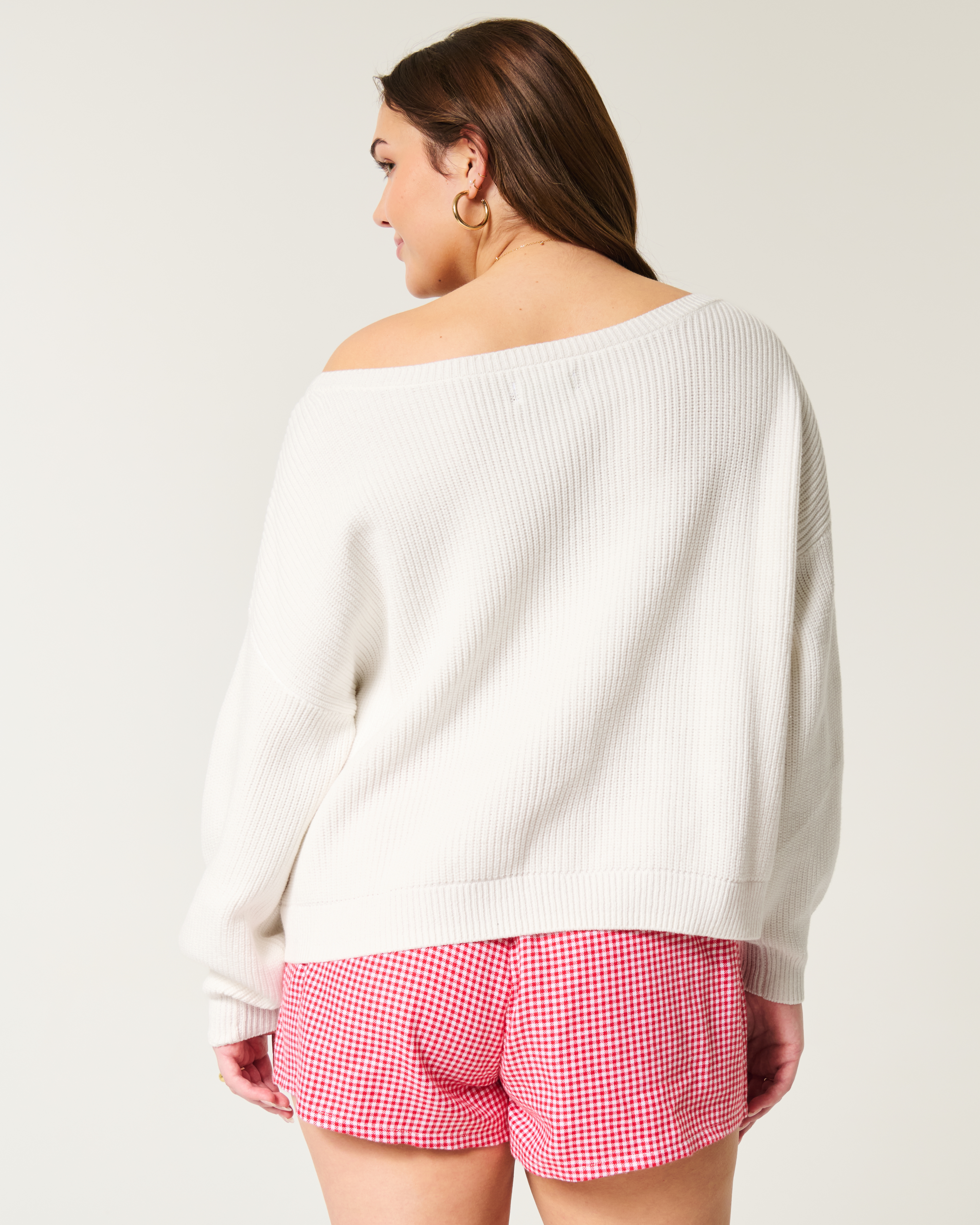 Женские свитеры Hollister Easy Berry Graphic Off-the-Shoulder Sweater — фото 3