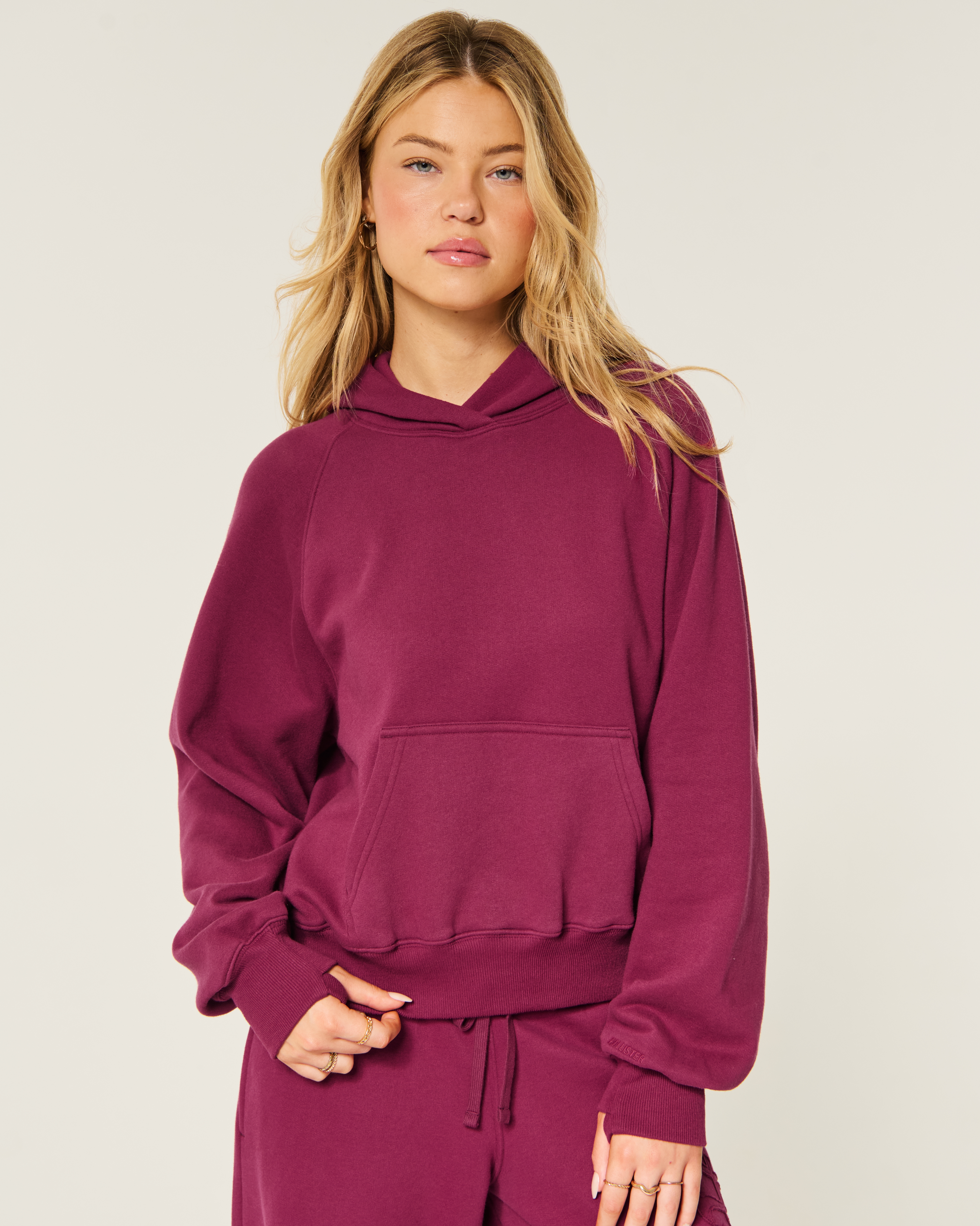 Женское худи Hollister Feel Good Classic Fit Raglan, цвет: Бордовый — фото 2