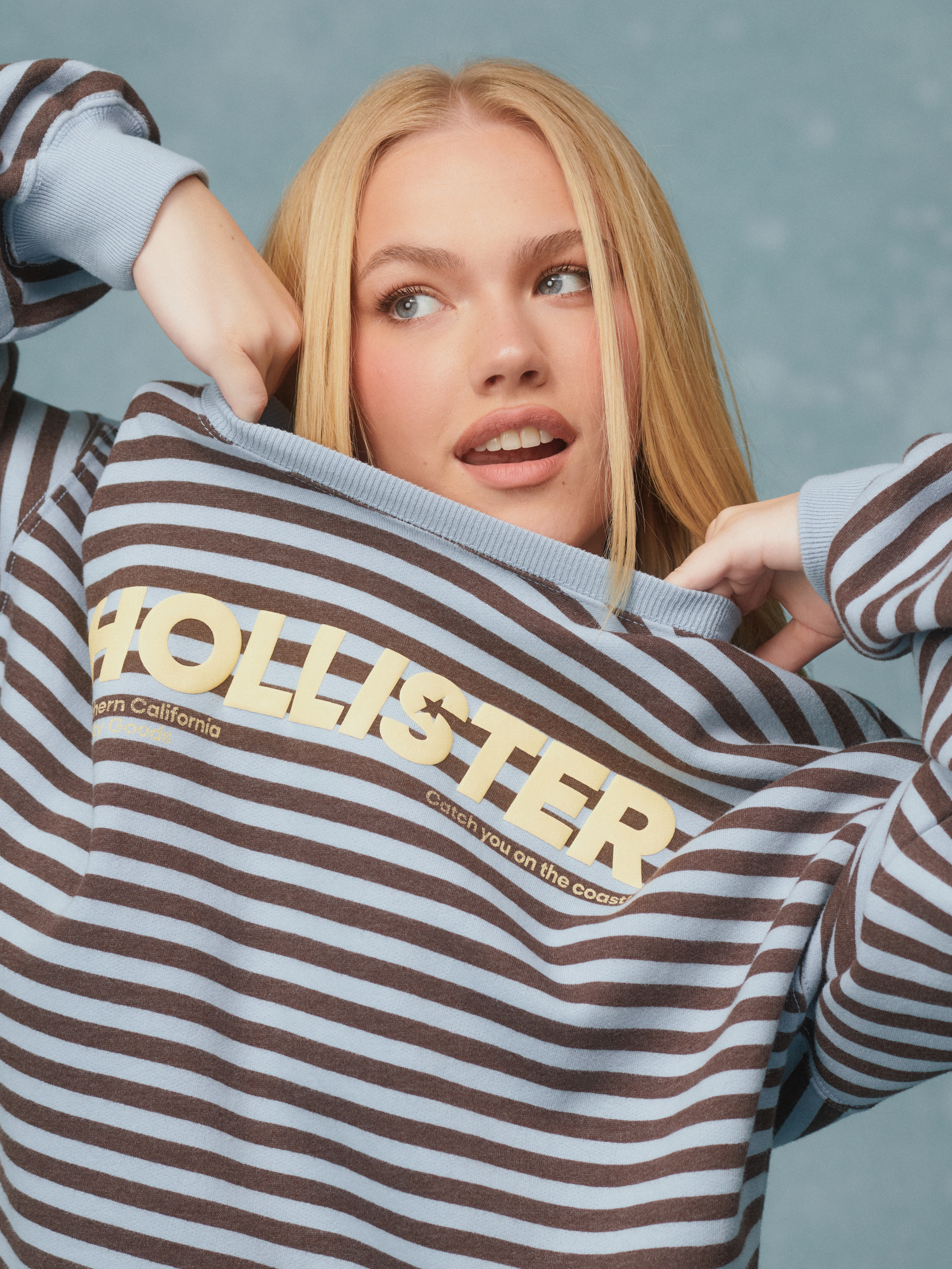 Женская толстовка Hollister Feel Good Oversized Striped Logo Graphic Crew, цвет: Синий полосатый — фото 2