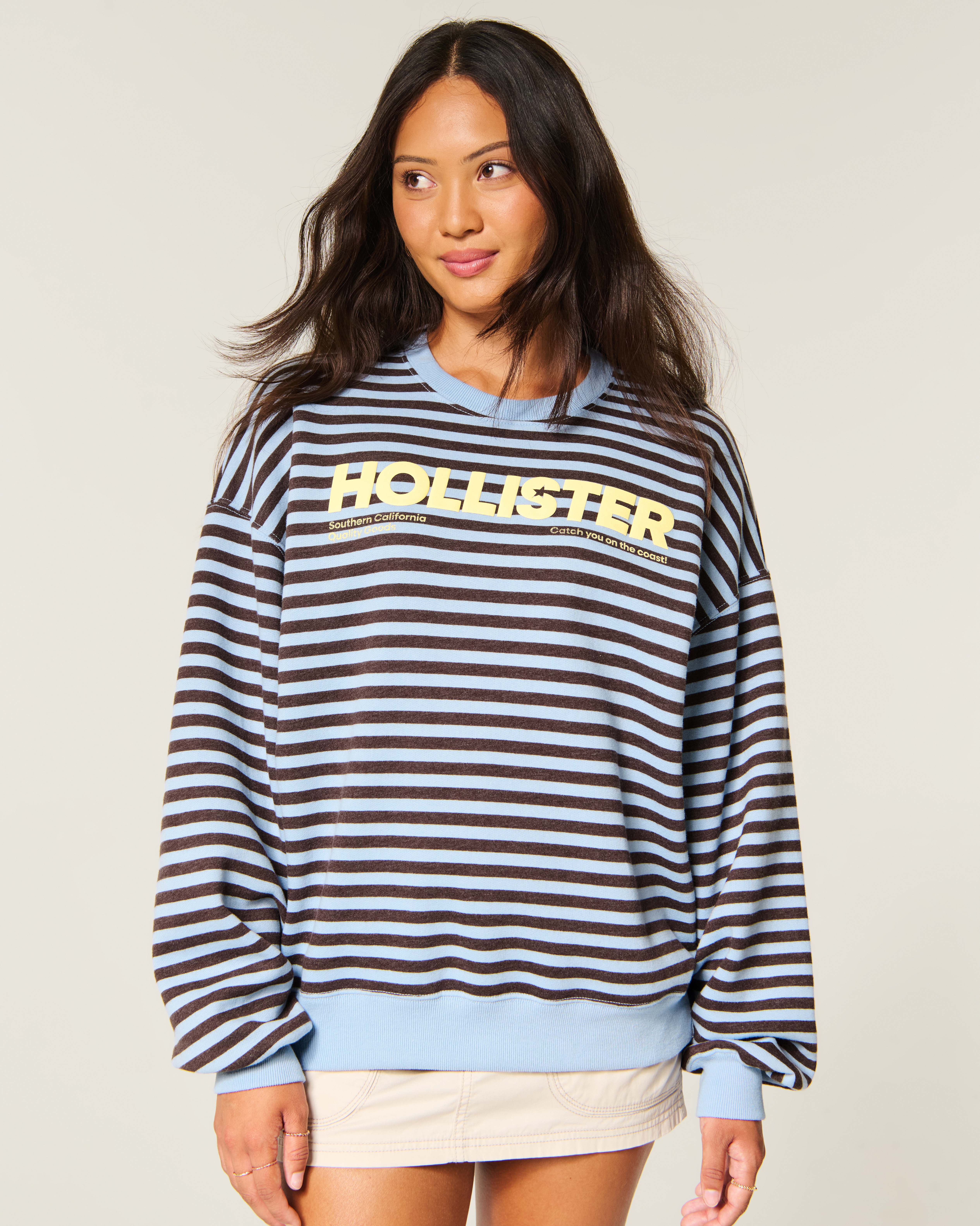 Женская толстовка Hollister Feel Good Oversized Striped Logo Graphic Crew, цвет: Синий полосатый — фото 3