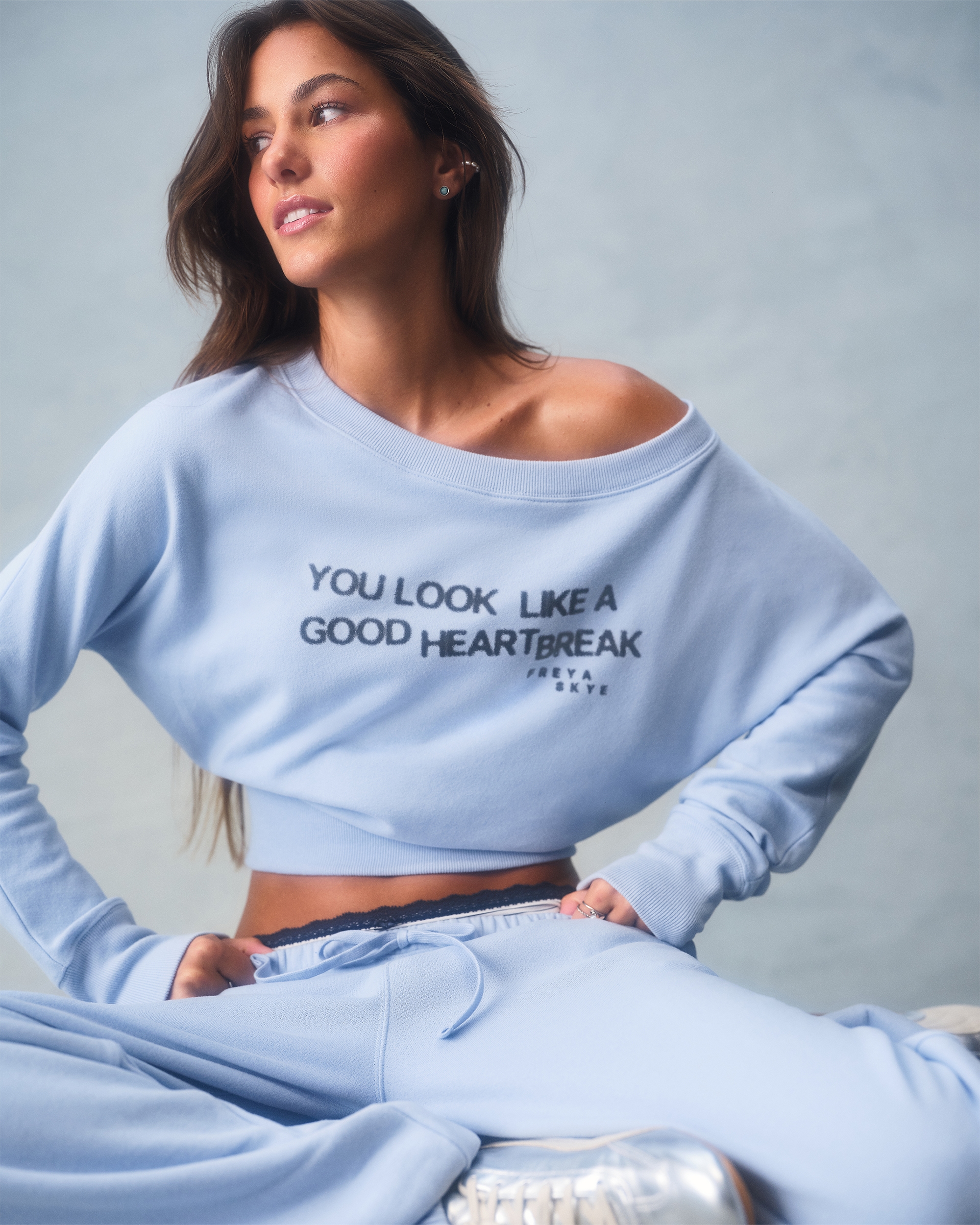 Женский свитшот Hollister Freya Skye Graphic Banded Off-the-Shoulder, цвет: Светлый синий — фото 2