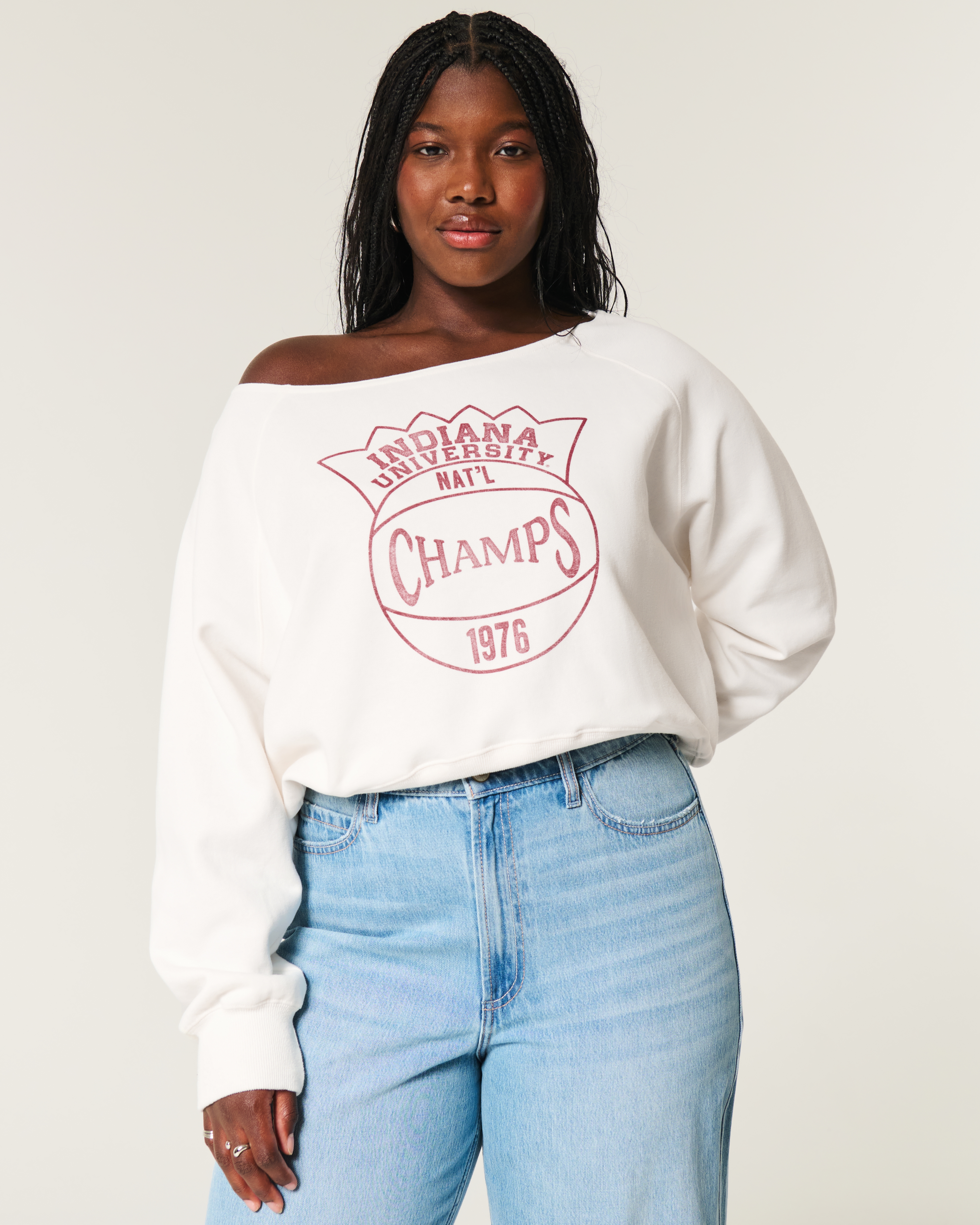 Женские худи Hollister Easy Off-the-Shoulder Iowa Hawkeyes Graphic Sweatshirt — фото 2