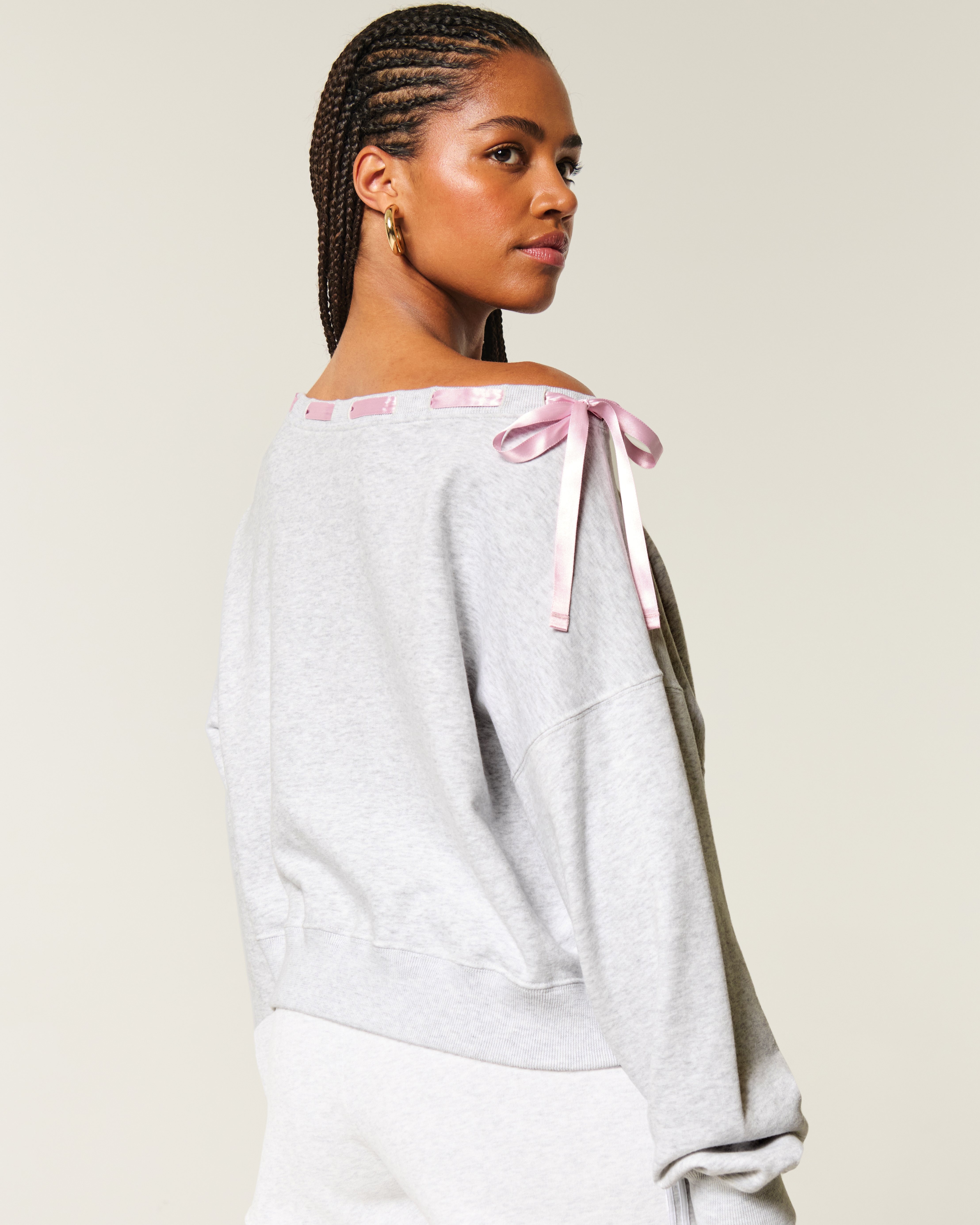 Женские худи Hollister Off-the-Shoulder Tie Sweatshirt — фото 3