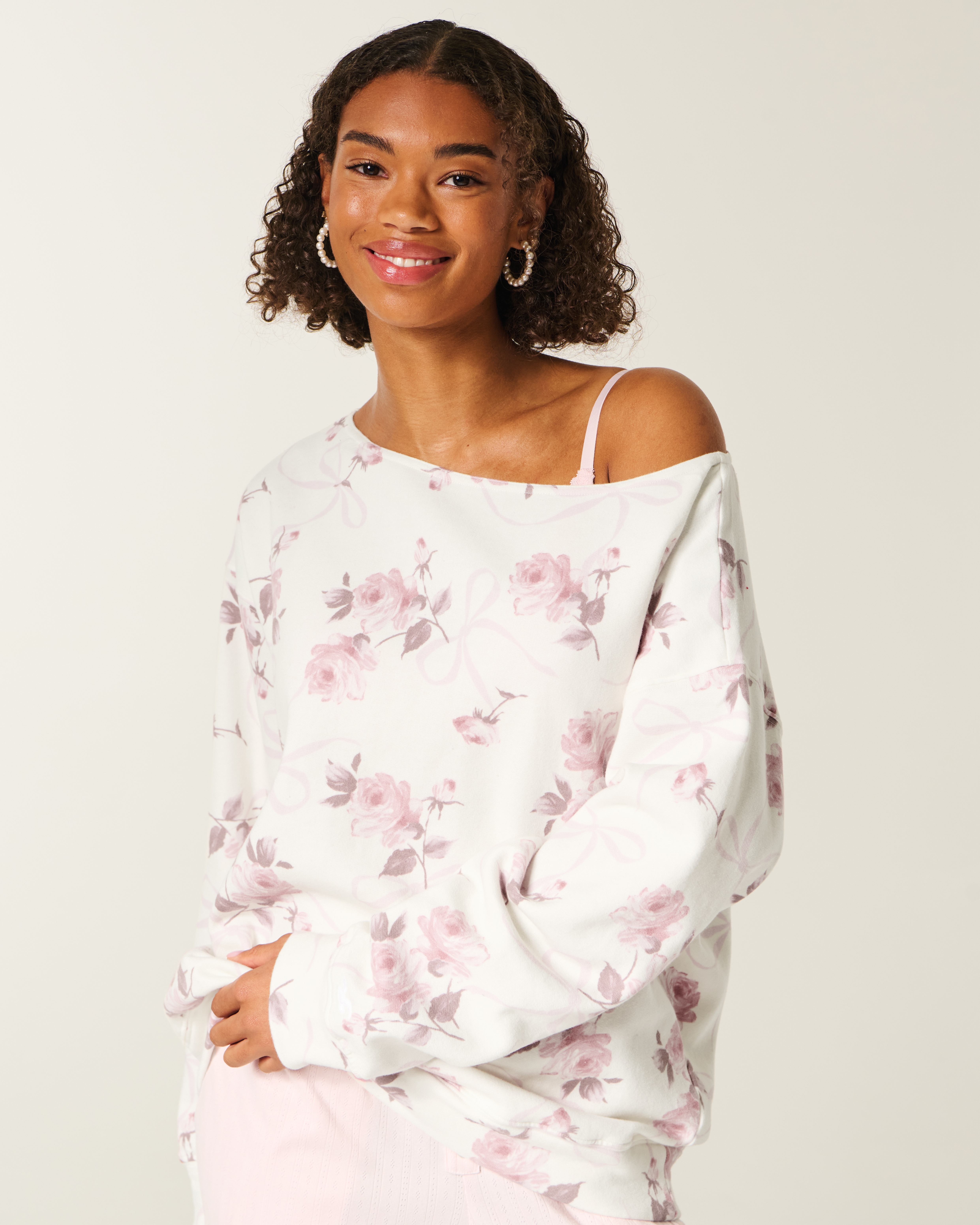 Женские худи Hollister Feel Good Oversized Off-the-Shoulder Sweatshirt — фото 2