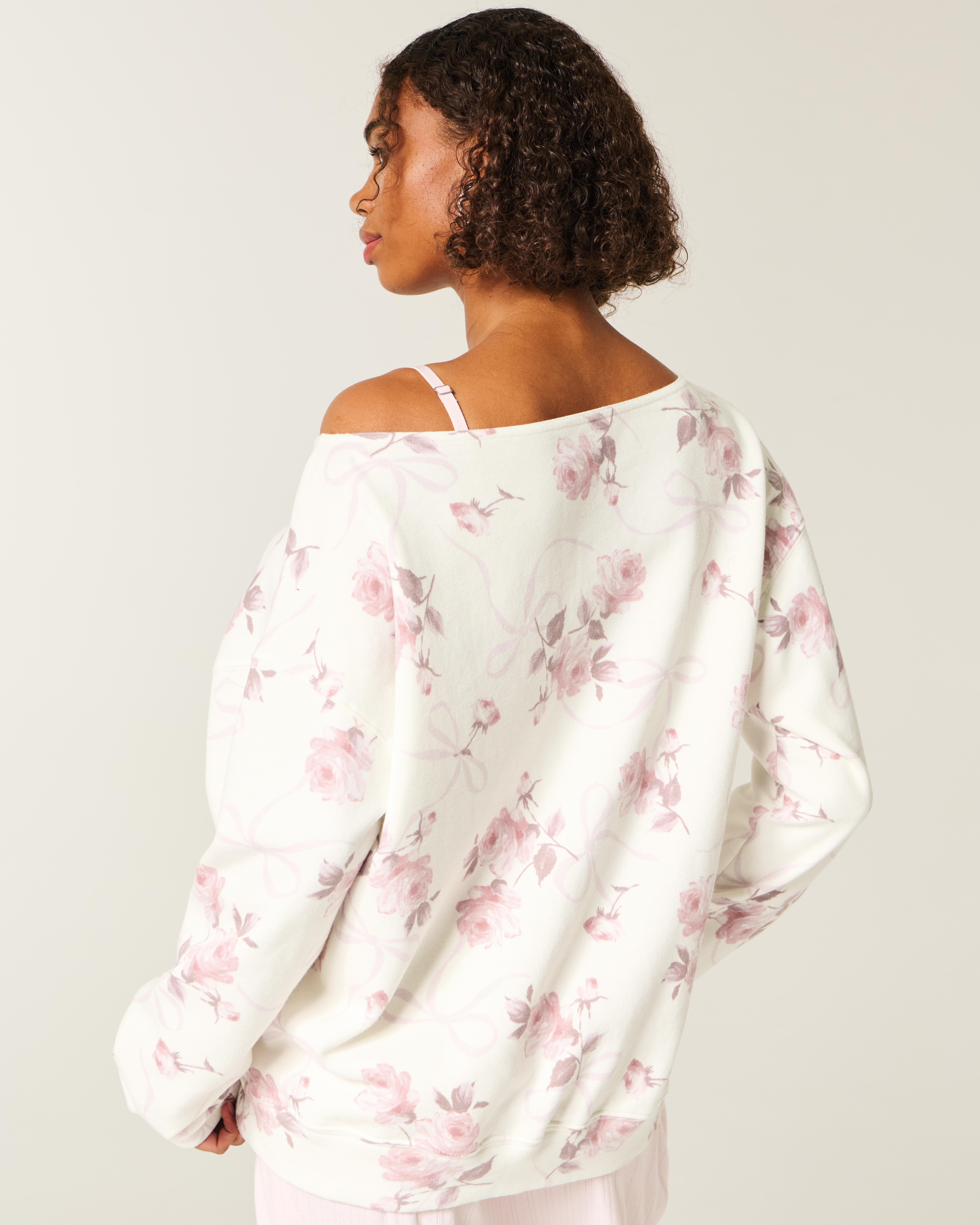 Женские худи Hollister Feel Good Oversized Off-the-Shoulder Sweatshirt — фото 3