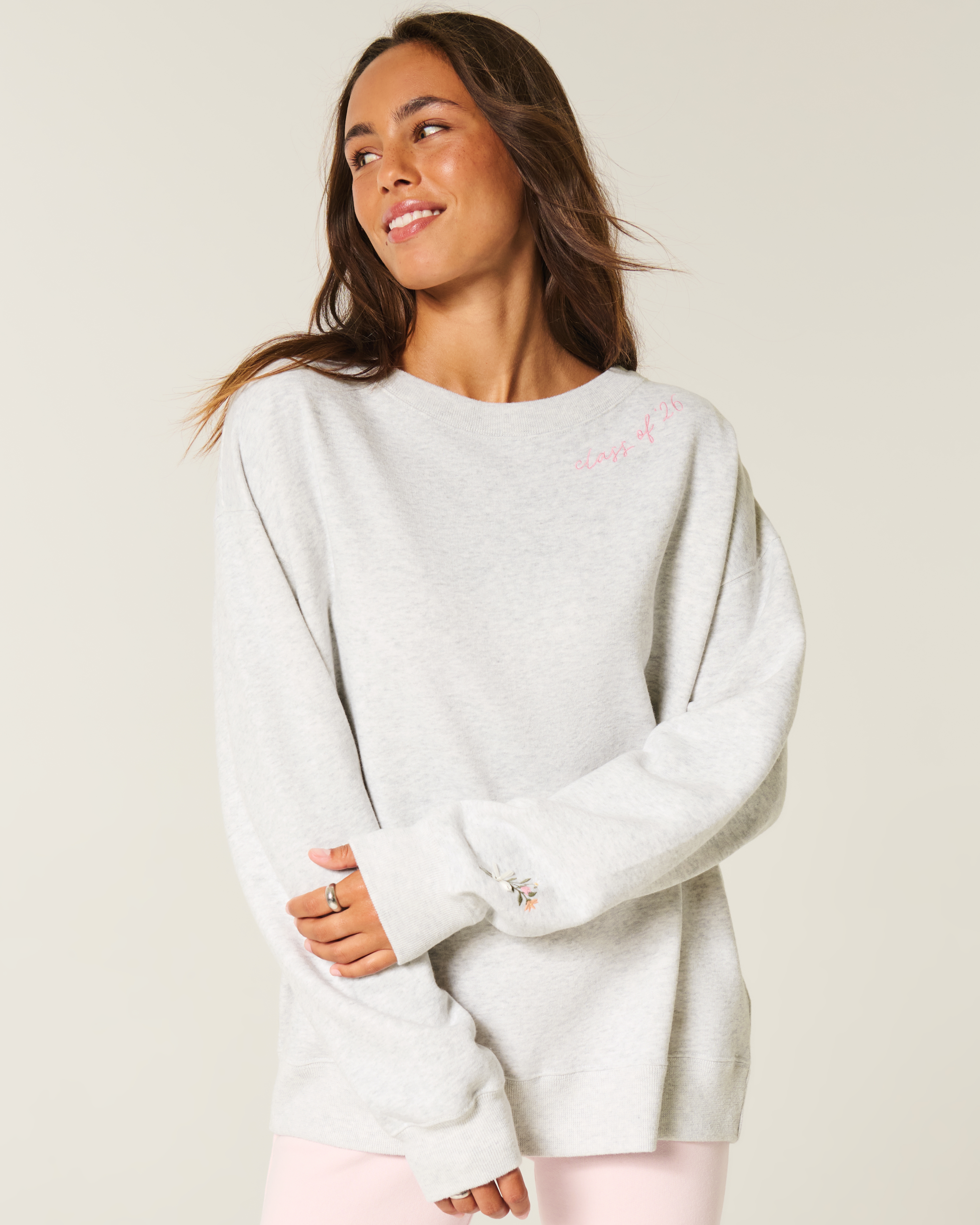 Женские худи Hollister Oversized Class of '26 Back Bow Sweatshirt — фото 2