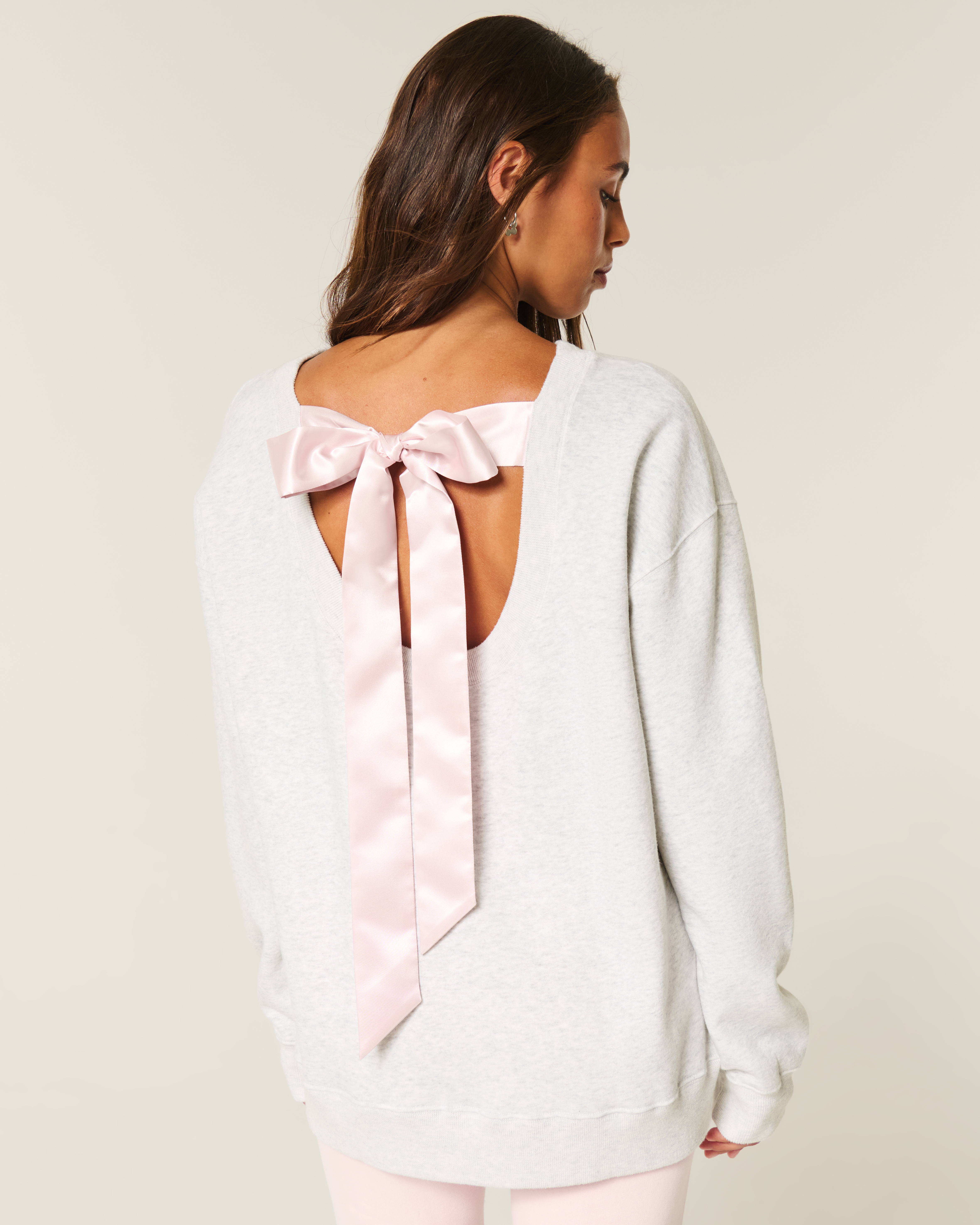 Женские худи Hollister Oversized Class of '26 Back Bow Sweatshirt — фото 3