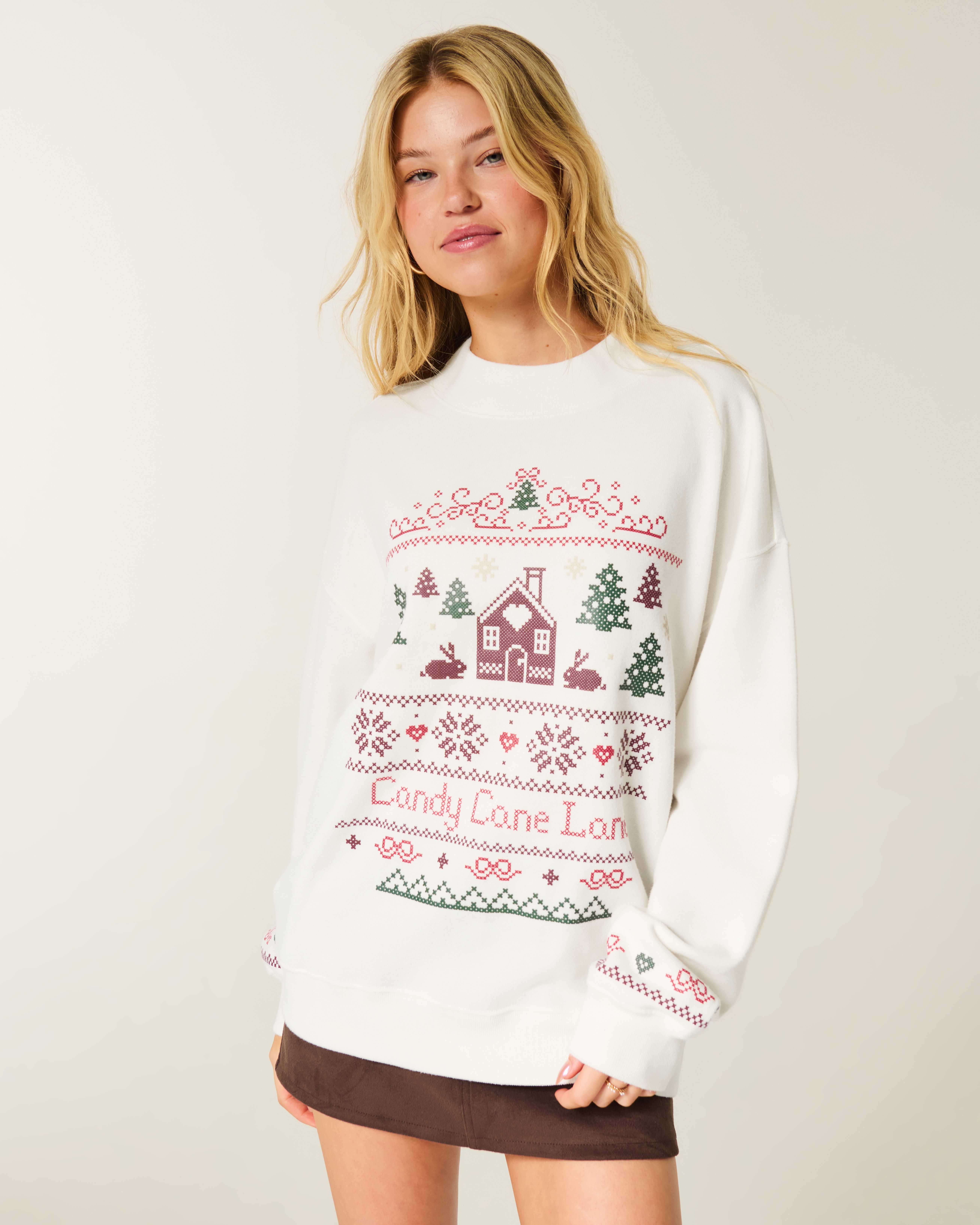 Женские худи Hollister Feel Good Oversized Mock-Neck Puff Print Winter Graphic Sweatshirt — фото 2