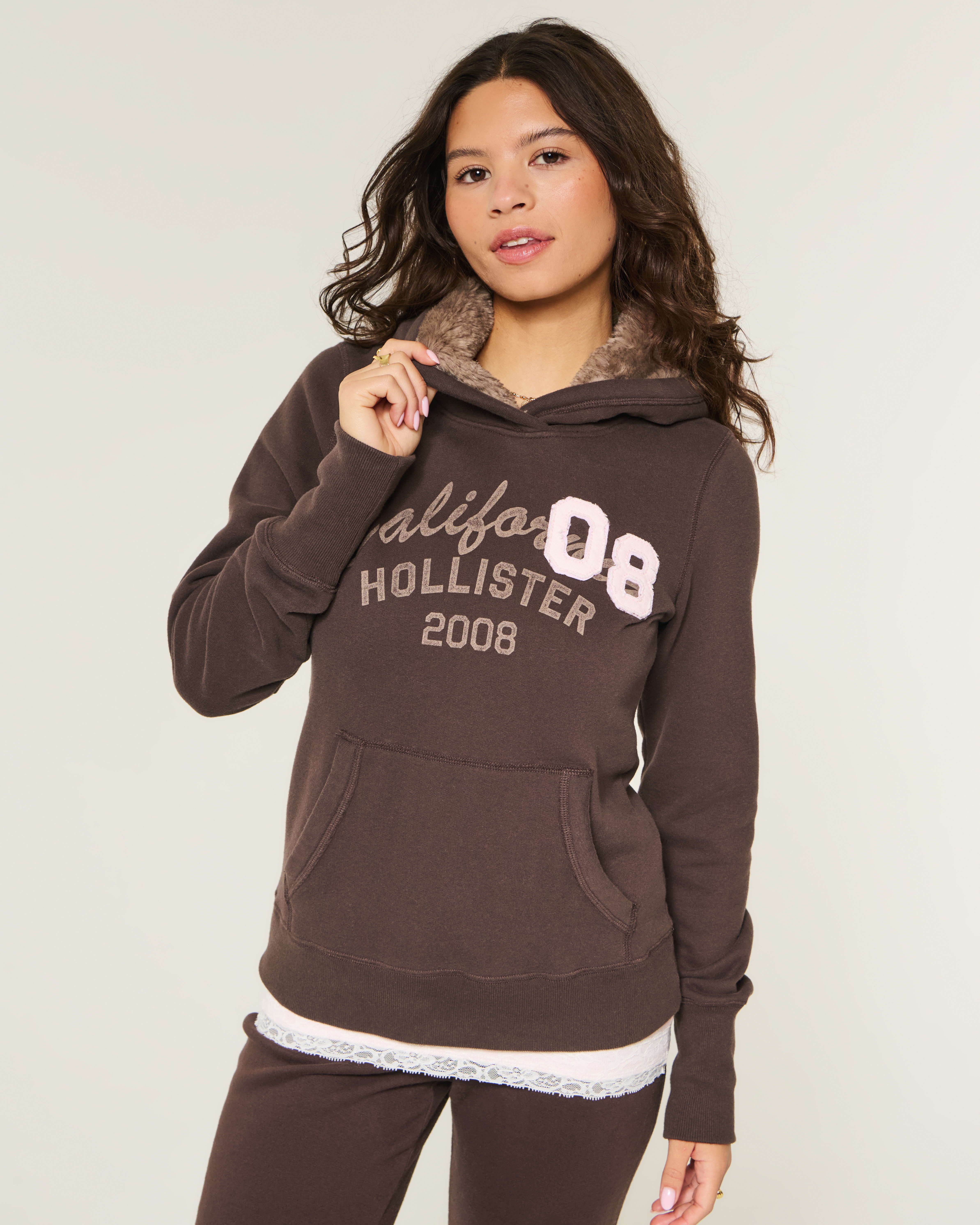 Женские худи Hollister Feel Good Faux Fur-Lined Hood Graphic — фото 2