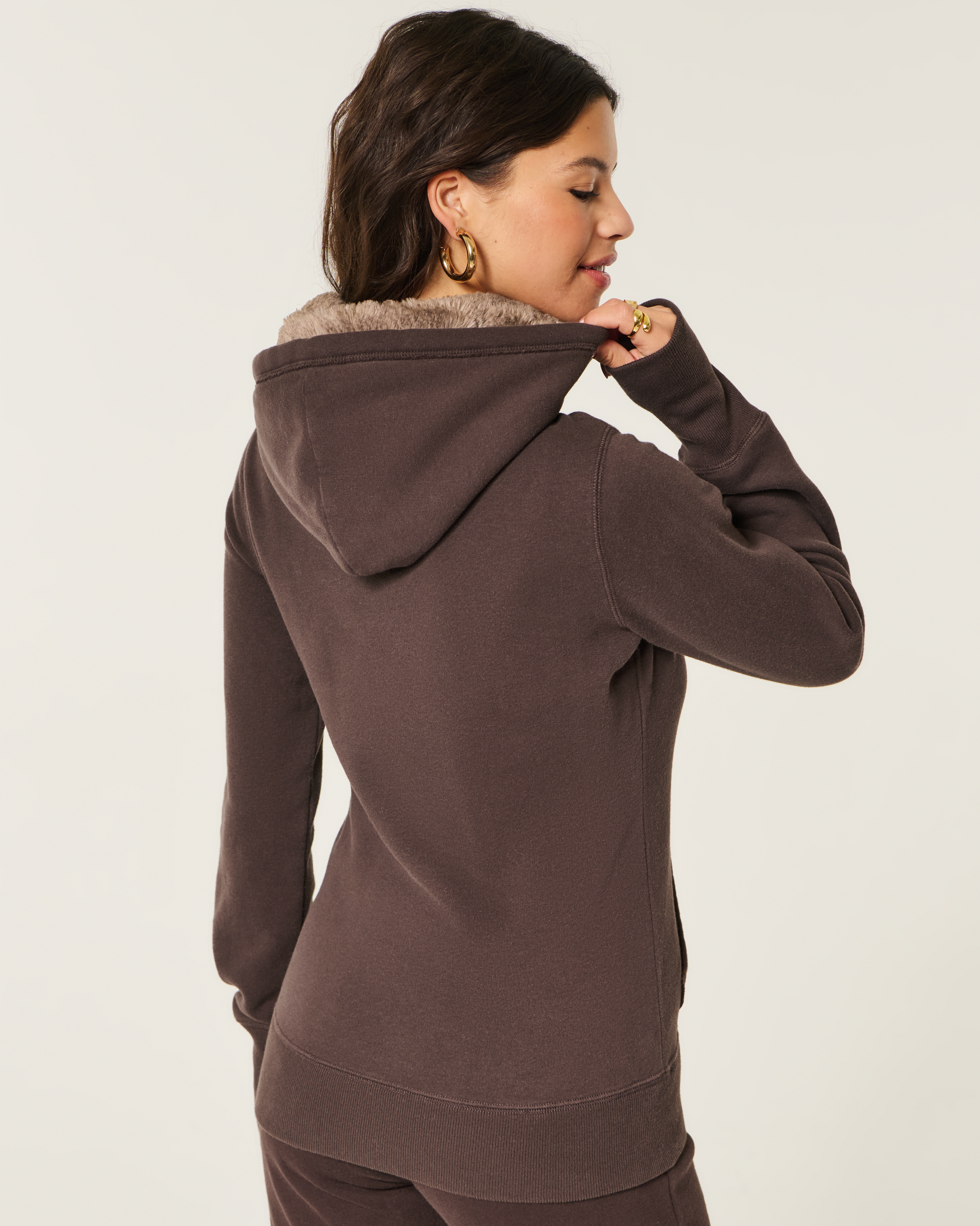 Женские худи Hollister Feel Good Faux Fur-Lined Hood Graphic — фото 3
