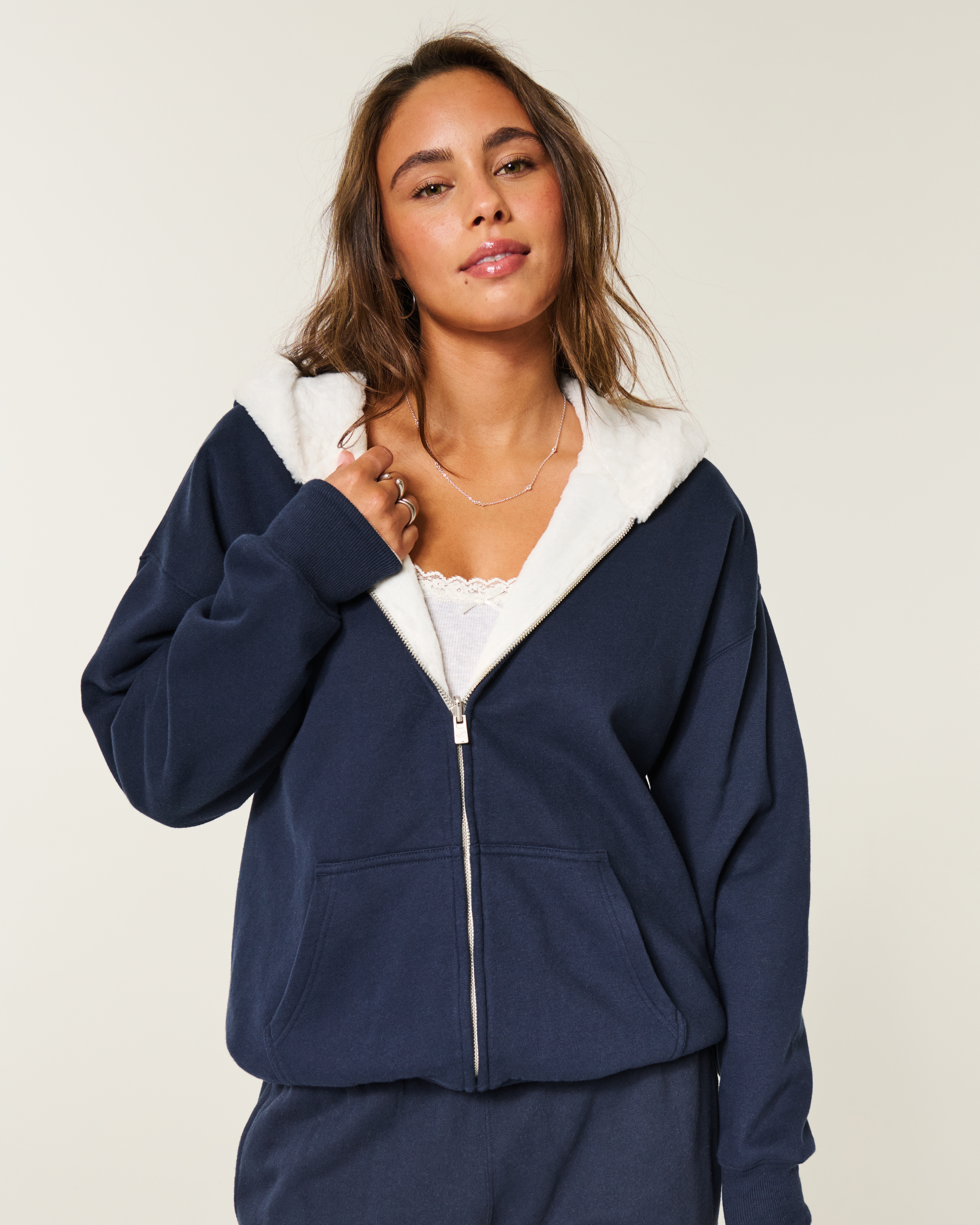 Женские худи Hollister Feel Good Reversible Faux Fur-Lined Fleece Zip-Up — фото 2