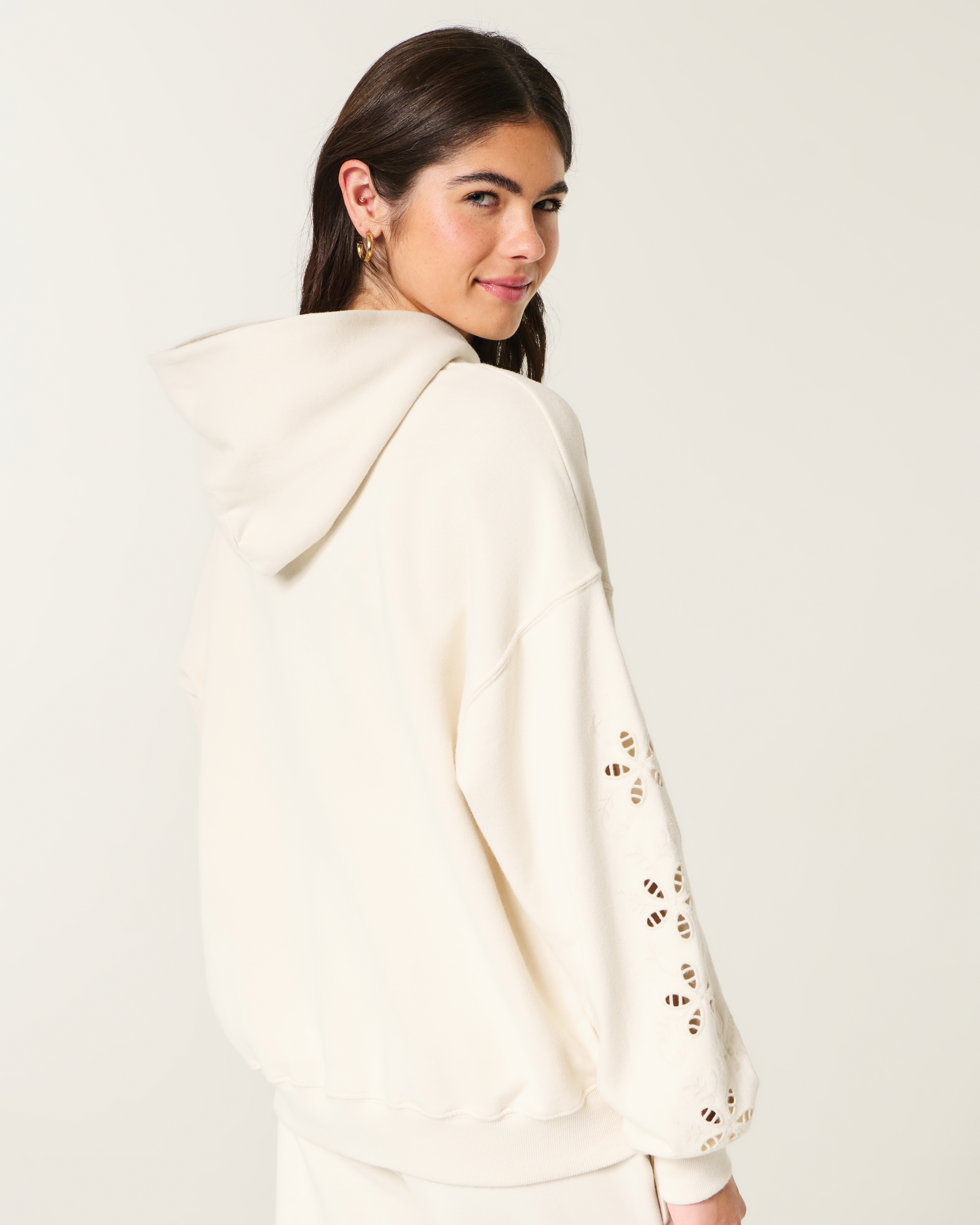 Женские худи Hollister Feel Good Easiest Embroidered Floral Cutout — фото 3