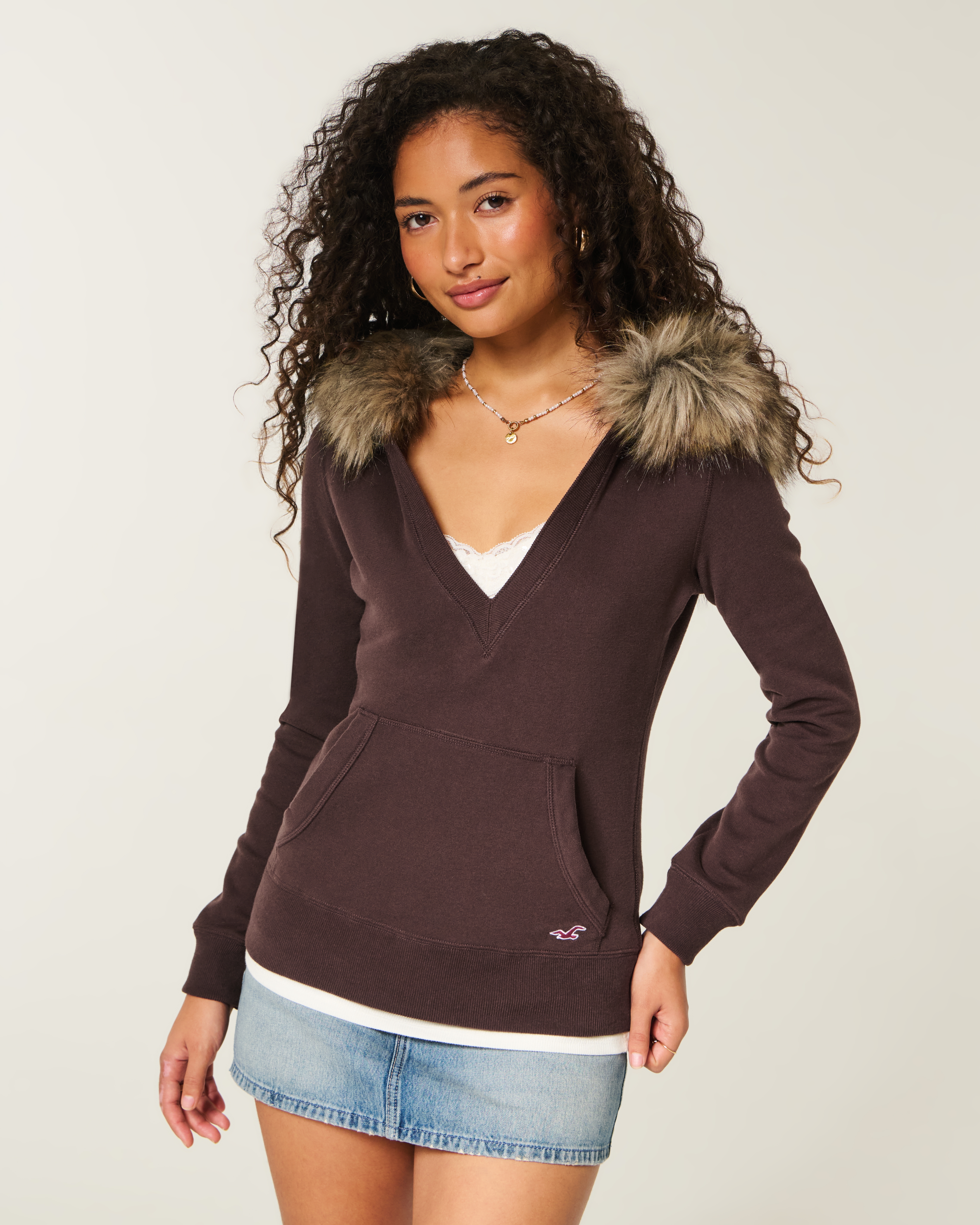Женские худи Hollister Feel Good Faux Fur Trim V-Neck — фото 2