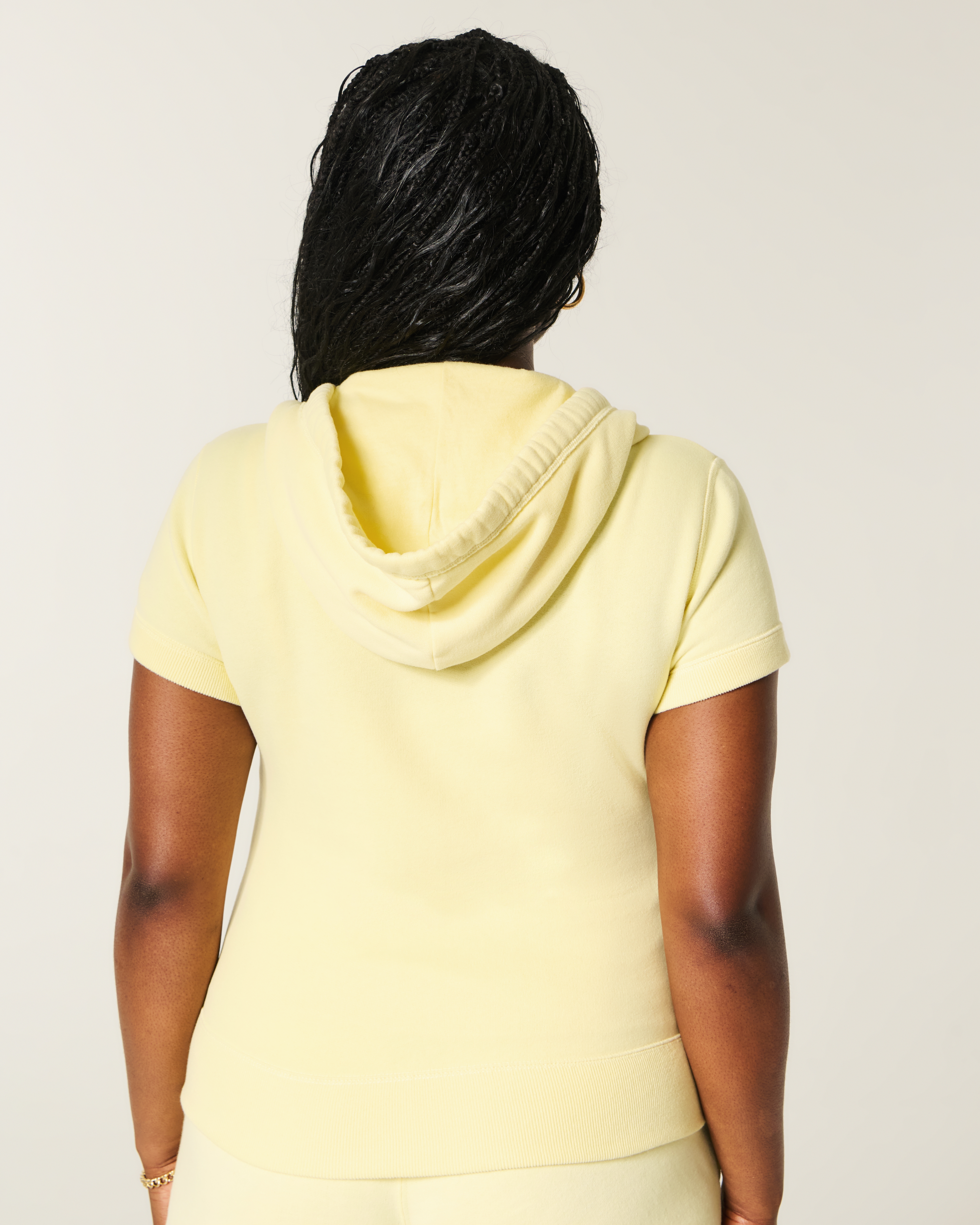Женские худи Hollister Feel Good Short-Sleeve Zip-Up — фото 3