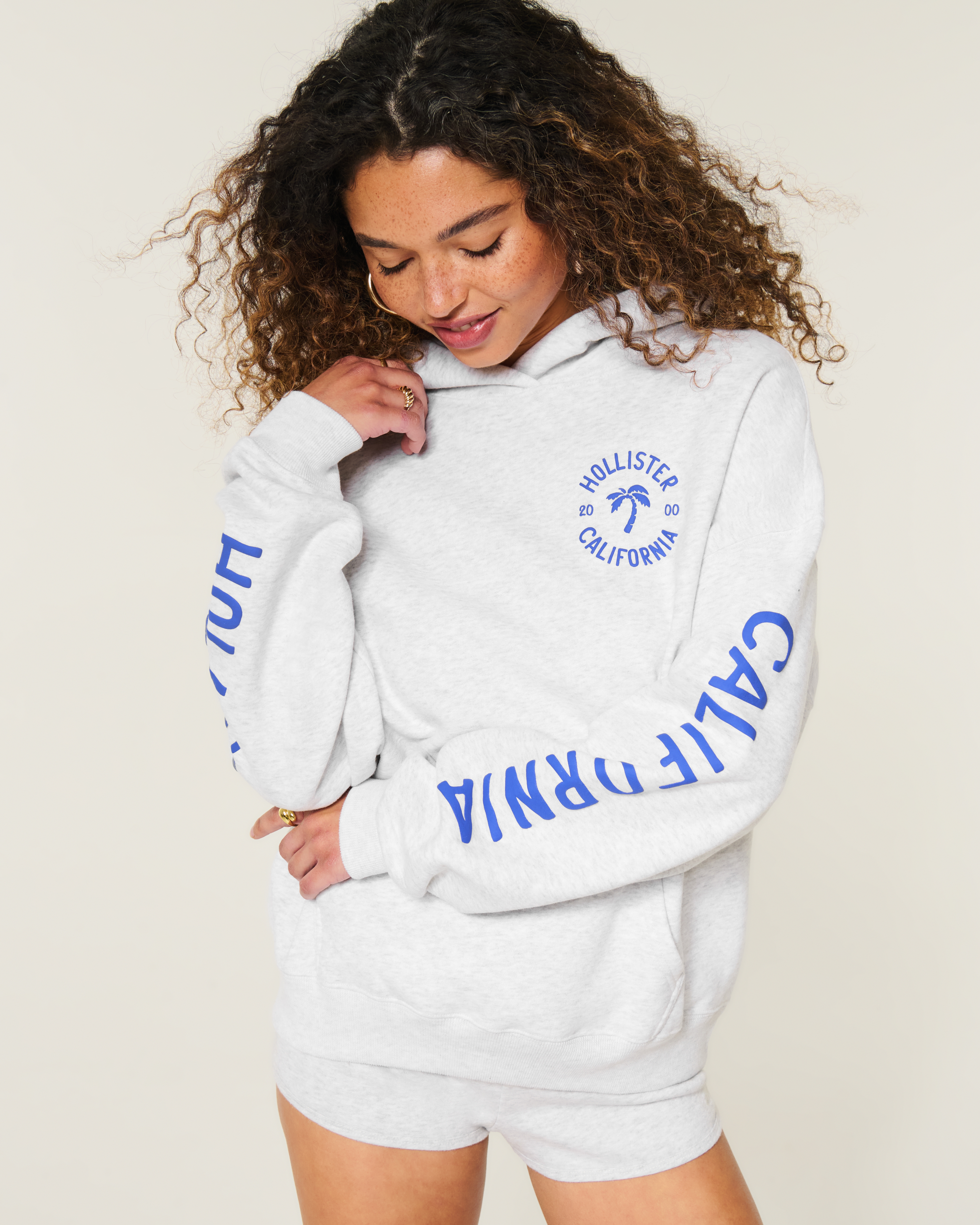 Женские худи Hollister Feel Good Oversized Puff Logo Graphic — фото 2