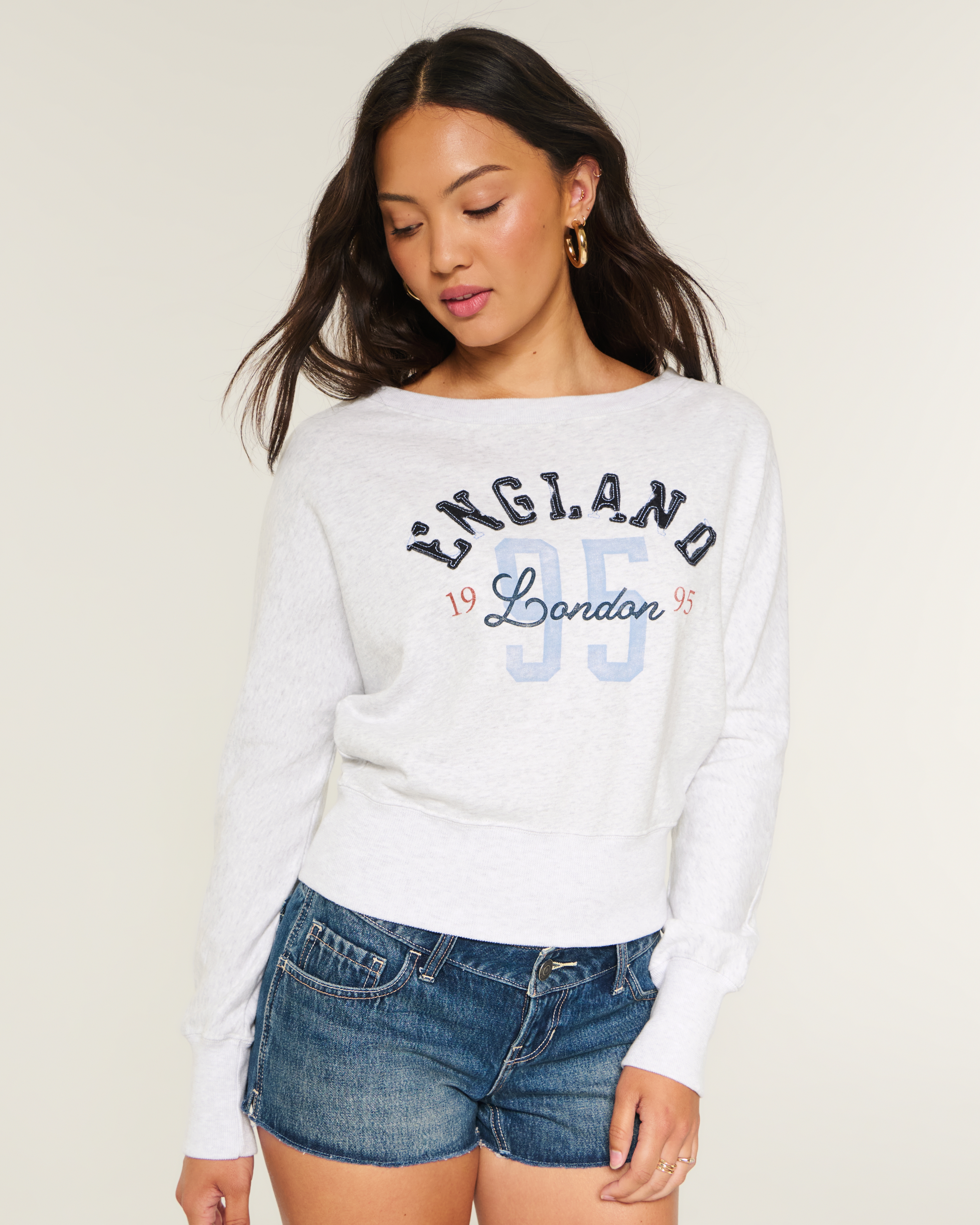 Женские худи Hollister Easy Off-the-Shoulder Italia Graphic Sweatshirt — фото 2