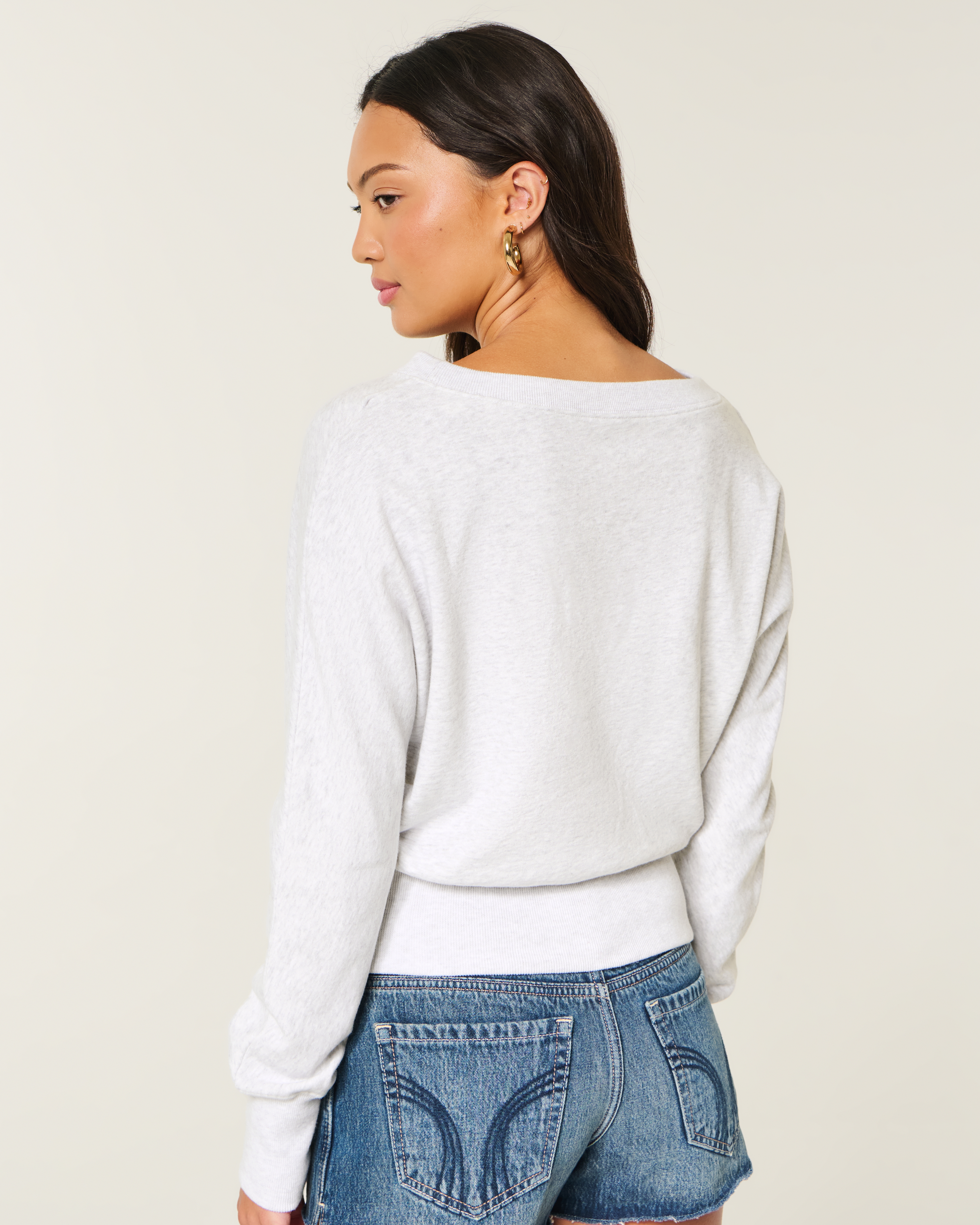 Женские худи Hollister Easy Off-the-Shoulder Italia Graphic Sweatshirt — фото 3