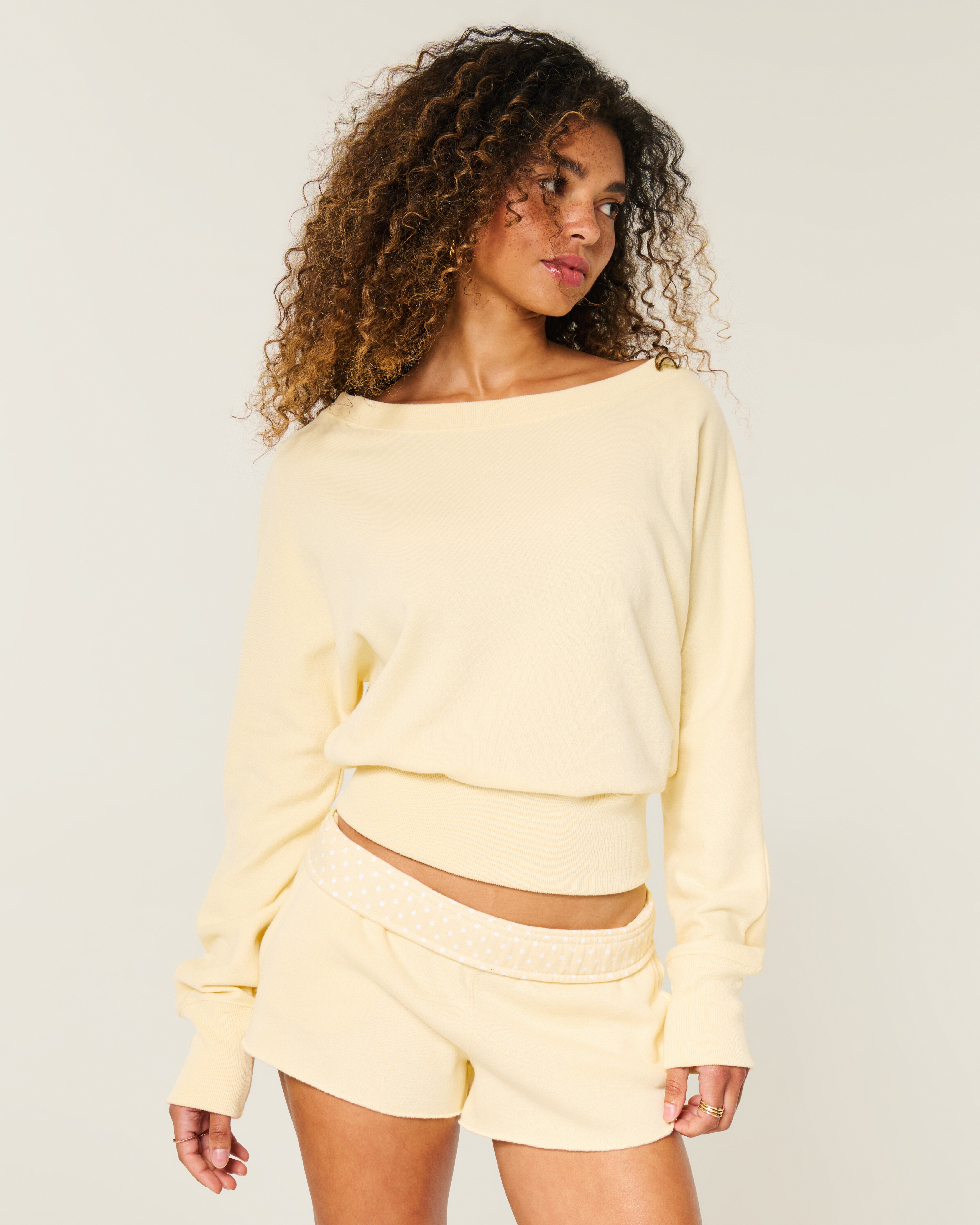 Женская толстовка Hollister Banded Off-the-Shoulder, цвет: Сливочный жёлтый — фото 2