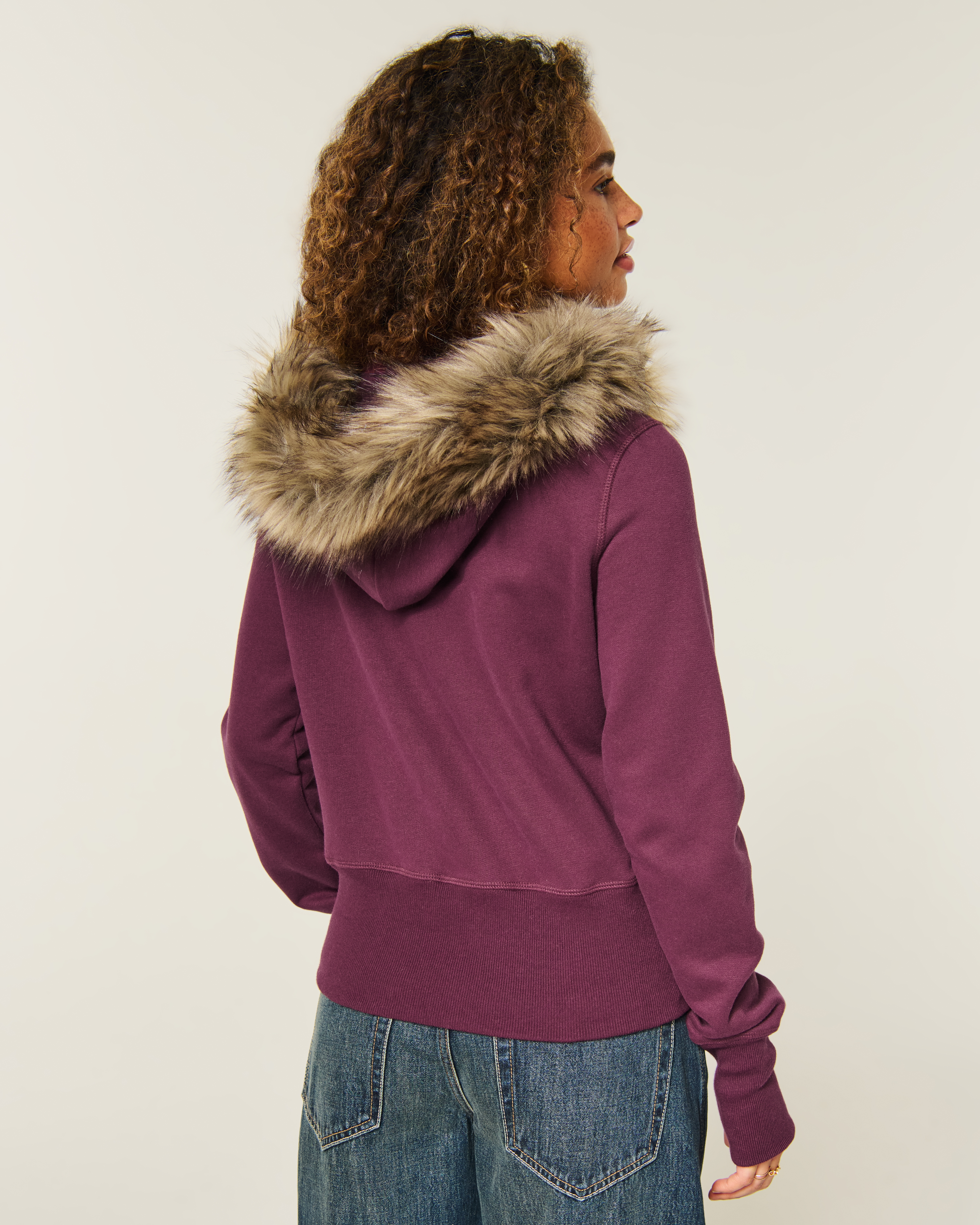 Женские худи Hollister Feel Good Faux Fur Trim Zip-Up — фото 3