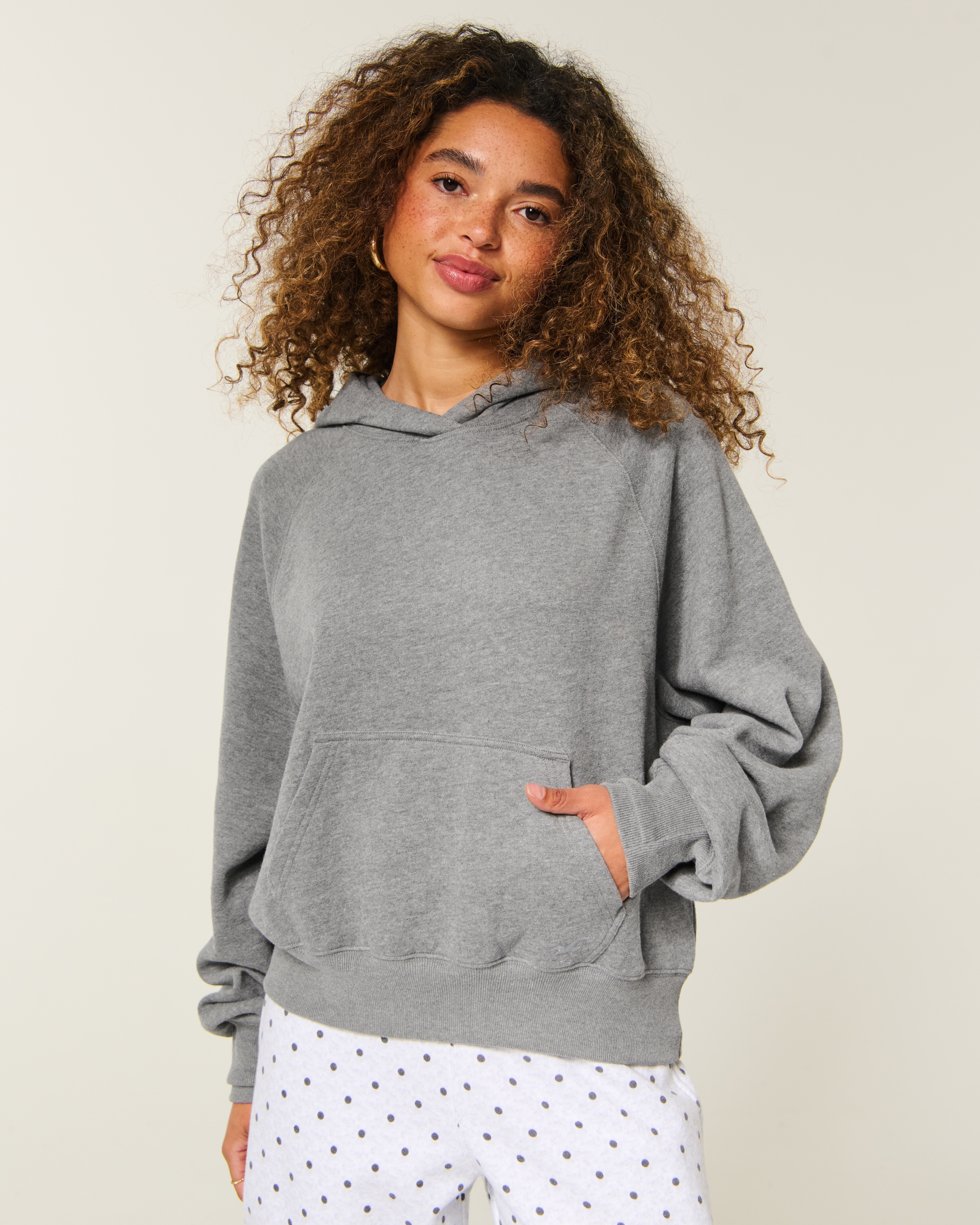 Женское худи Hollister Feel Good Raglan Classic, цвет: Меланжевый серый — фото 2