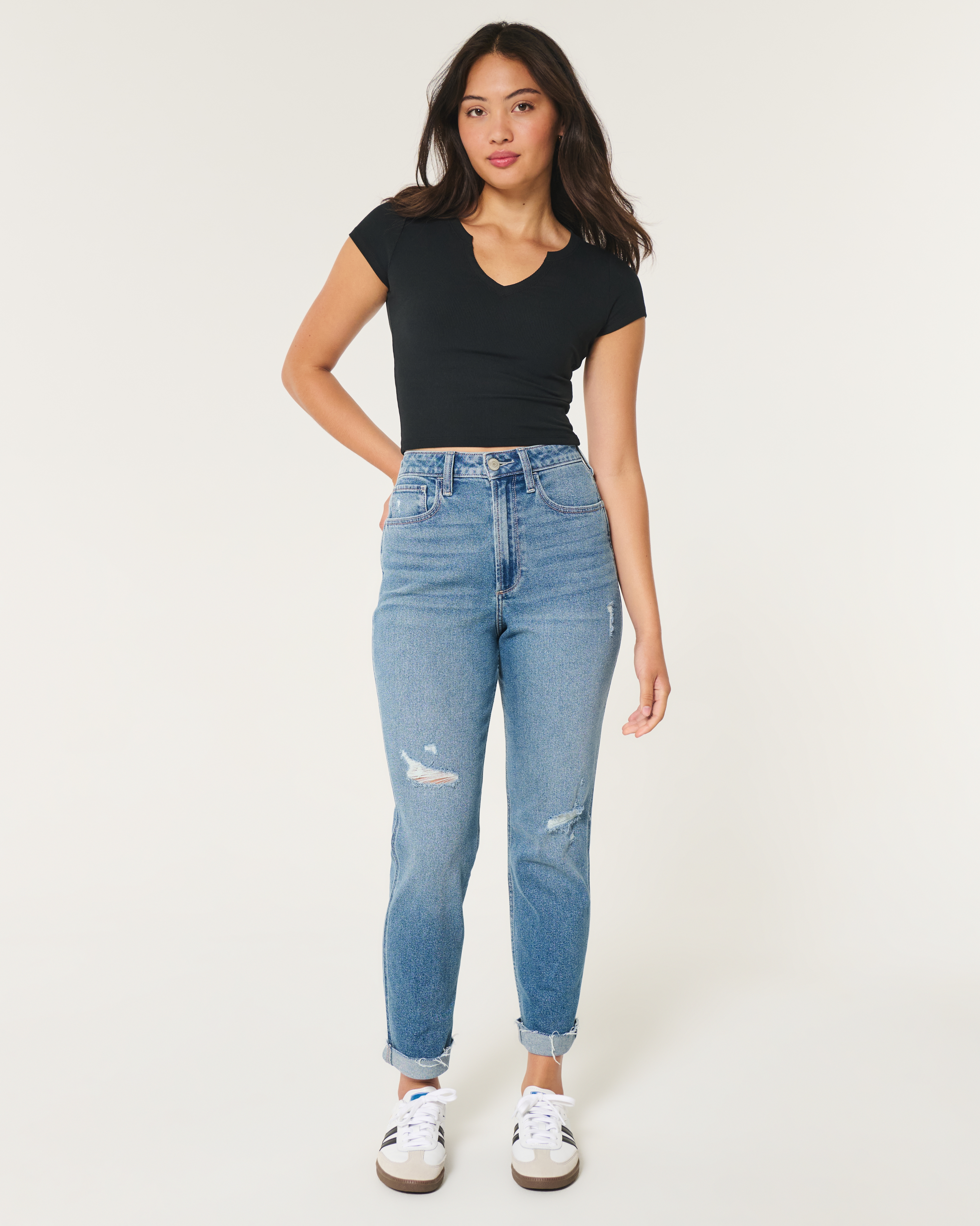 Женские джинсы Hollister Curvy Ultra High-Rise Ripped Mom, цвет: Medium Ripped — фото 2