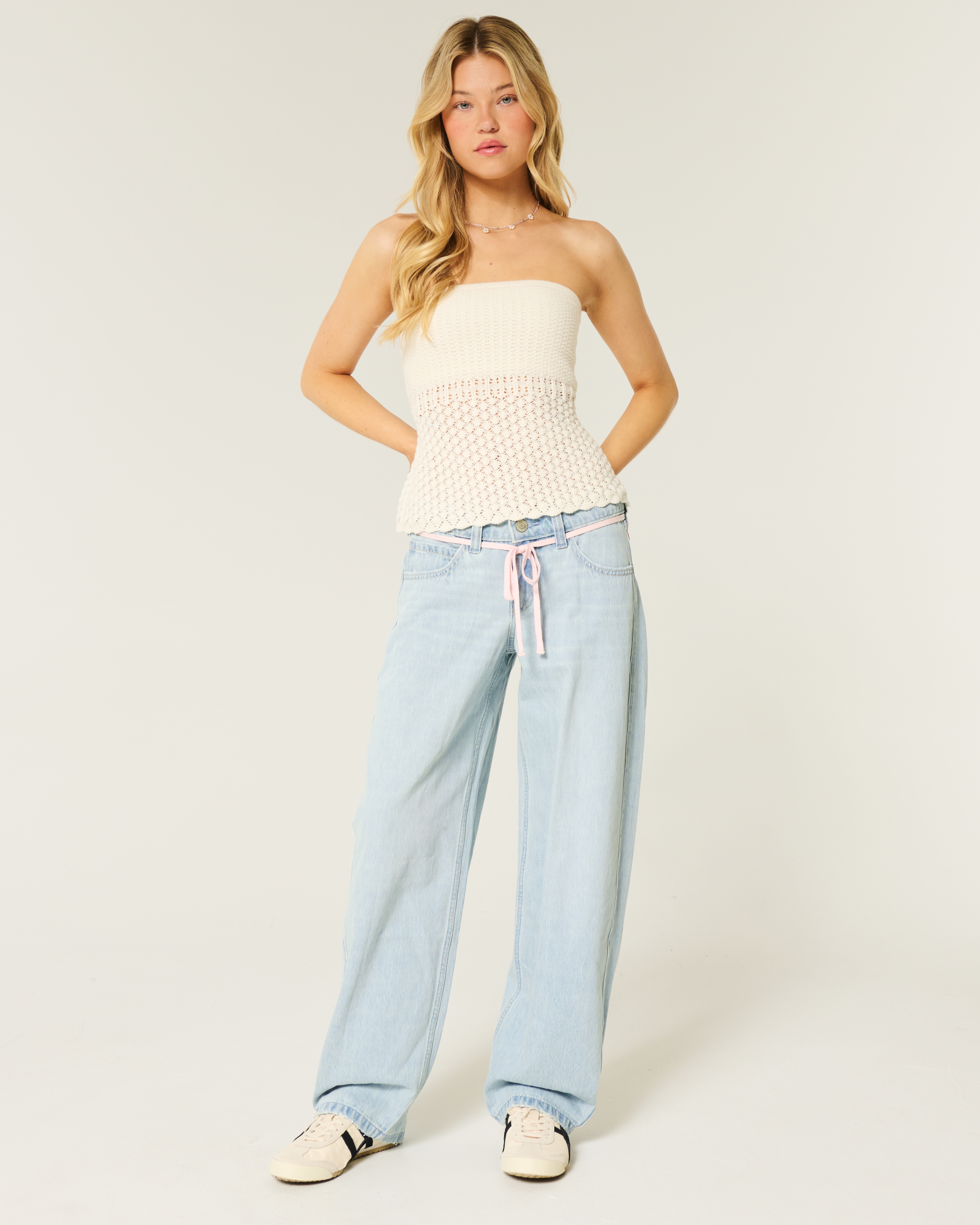 Женские джинсы Hollister Low-Rise Medium Wash Star-Studded Tapered Baggy Jeans — фото 2
