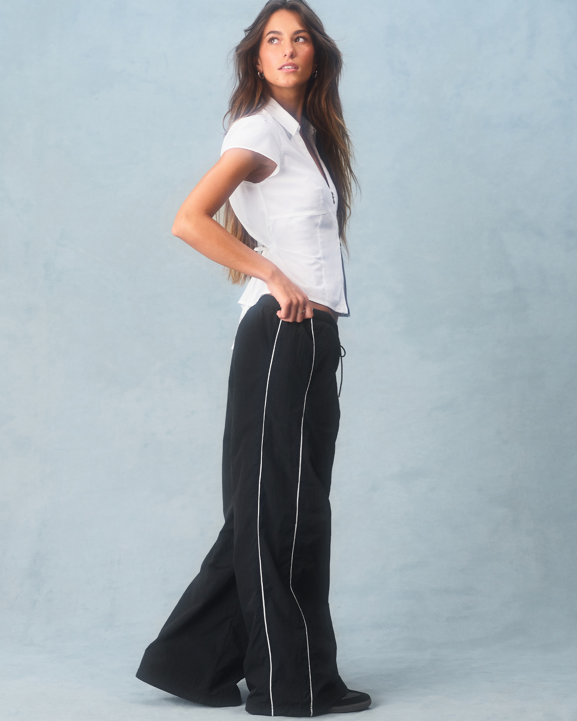 Женские брюки Hollister Ultra Low-Rise Super Baggy Track Pants, цвет: Чёрный — фото 2