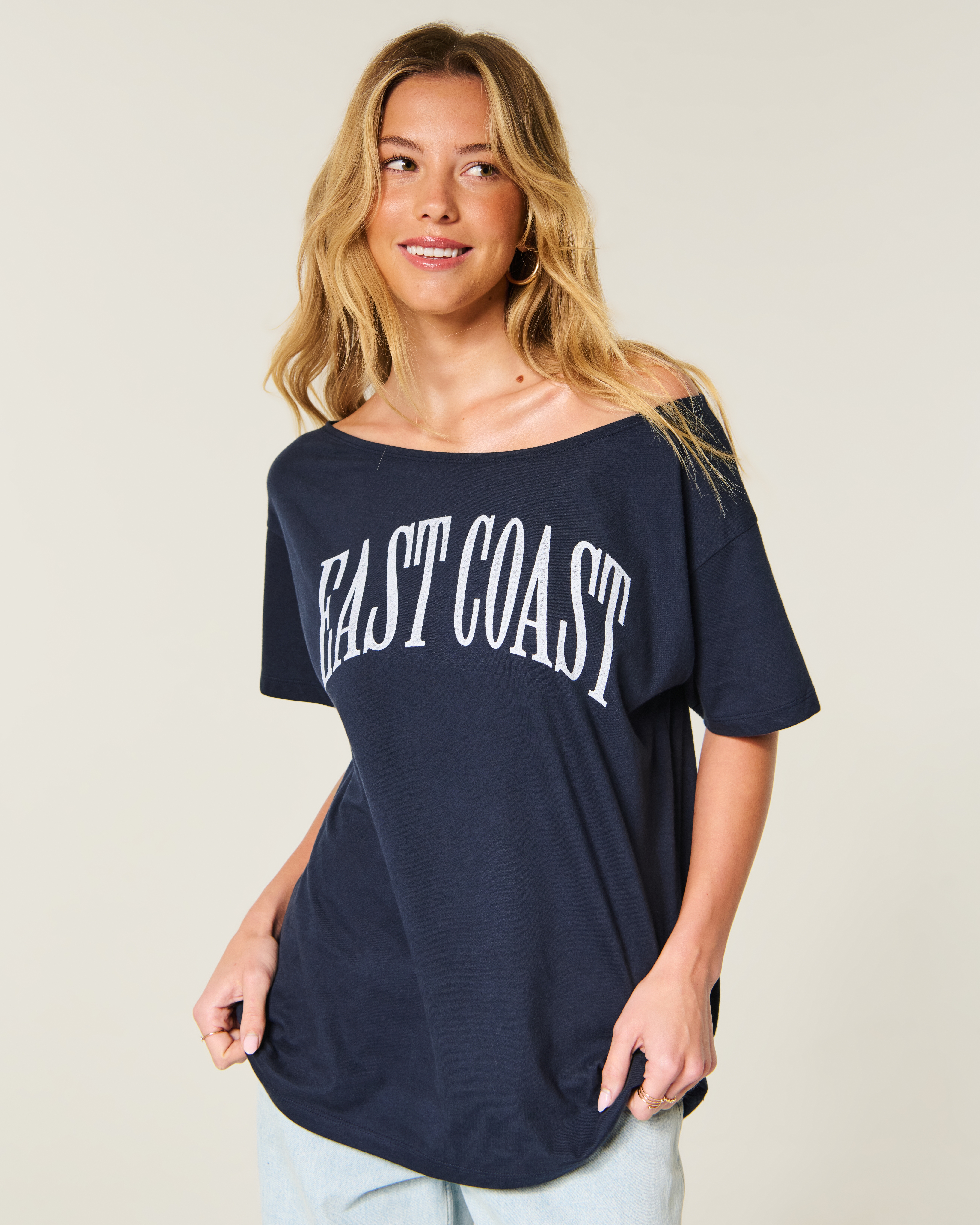 Женские футболки Hollister Easy Off-the-Shoulder East Coast Graphic Tee — фото 2