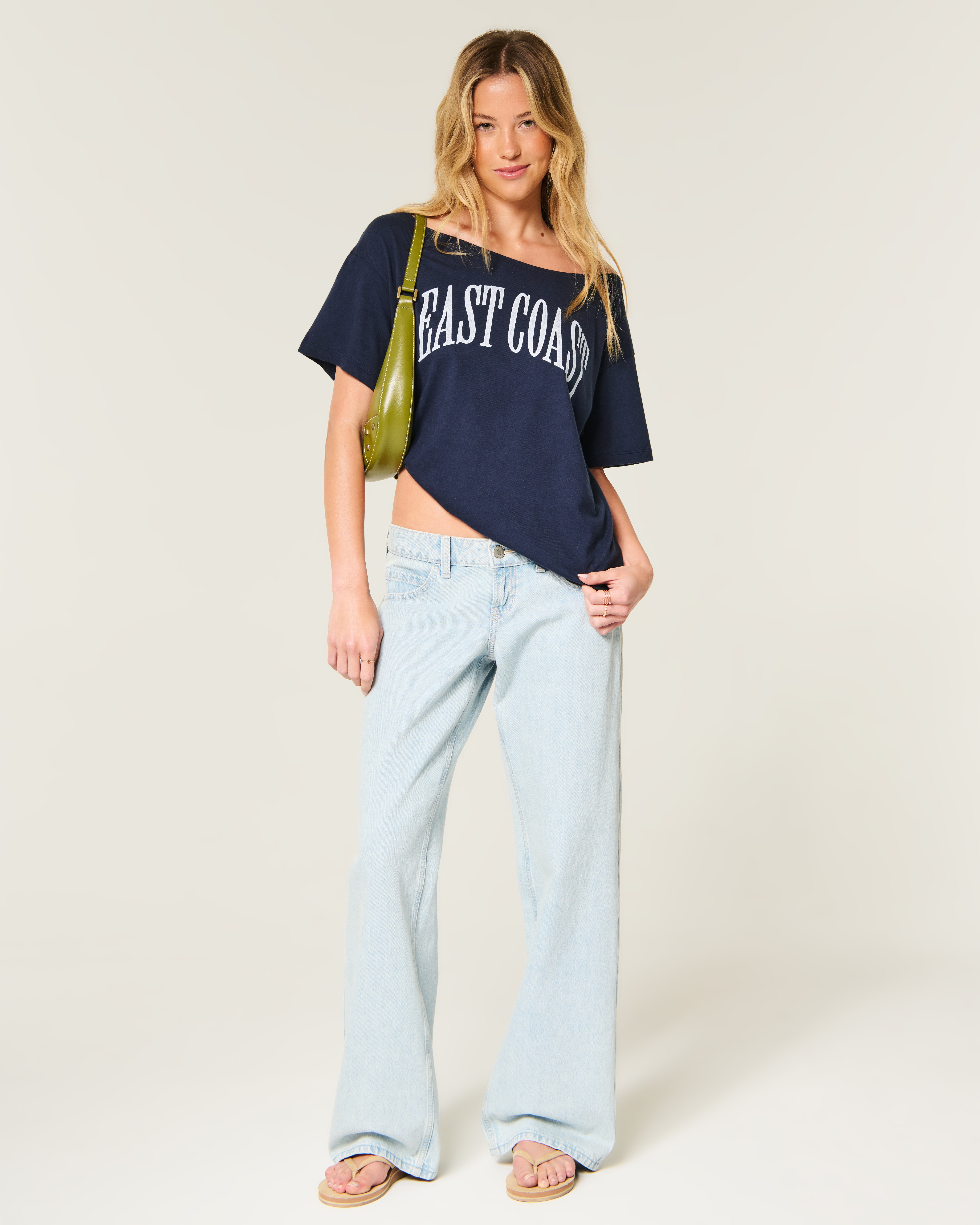 Женские футболки Hollister Easy Off-the-Shoulder East Coast Graphic Tee — фото 3