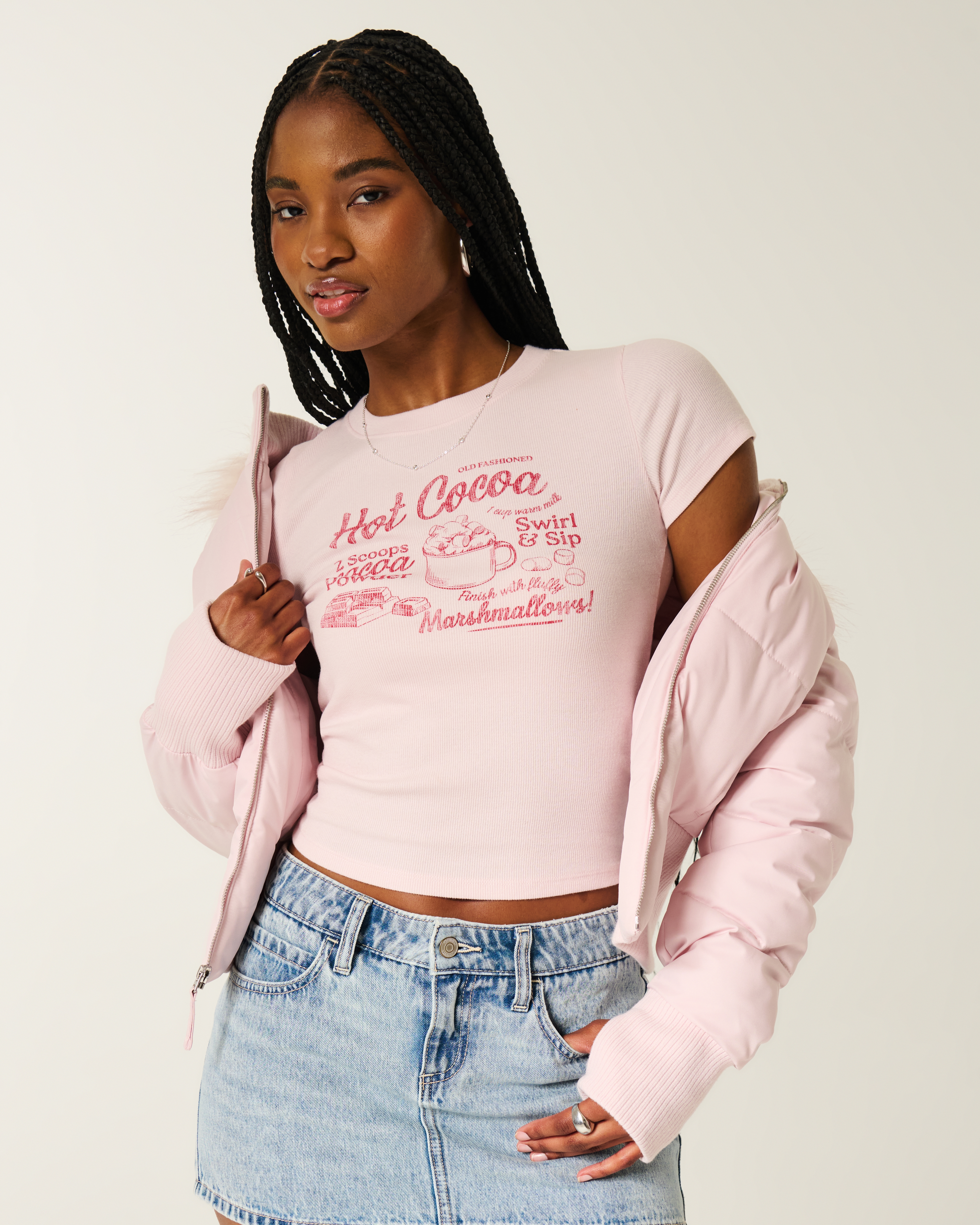 Женские футболки Hollister Naughty But Nice Graphic Baby Tee — фото 2