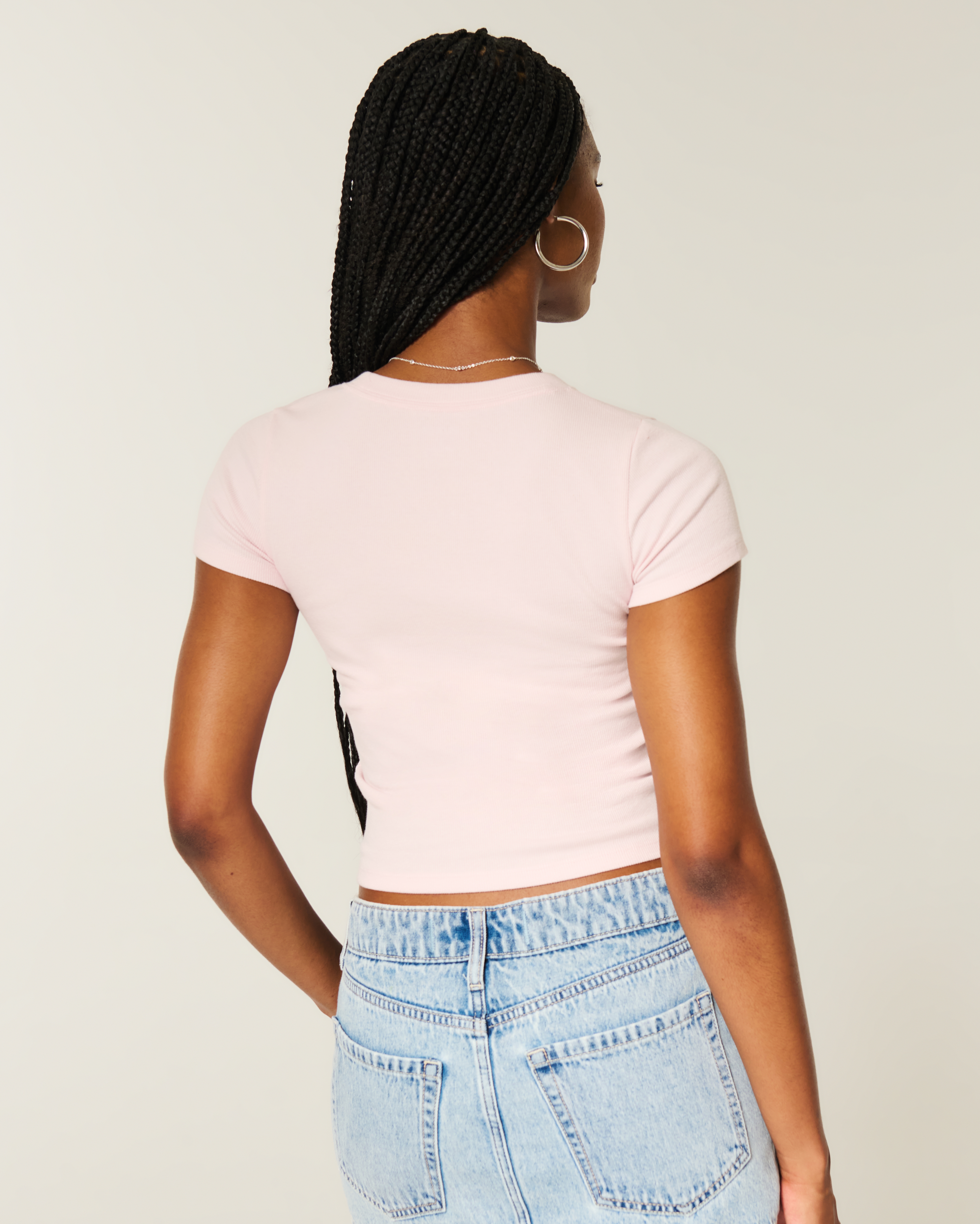 Женские футболки Hollister Naughty But Nice Graphic Baby Tee — фото 3