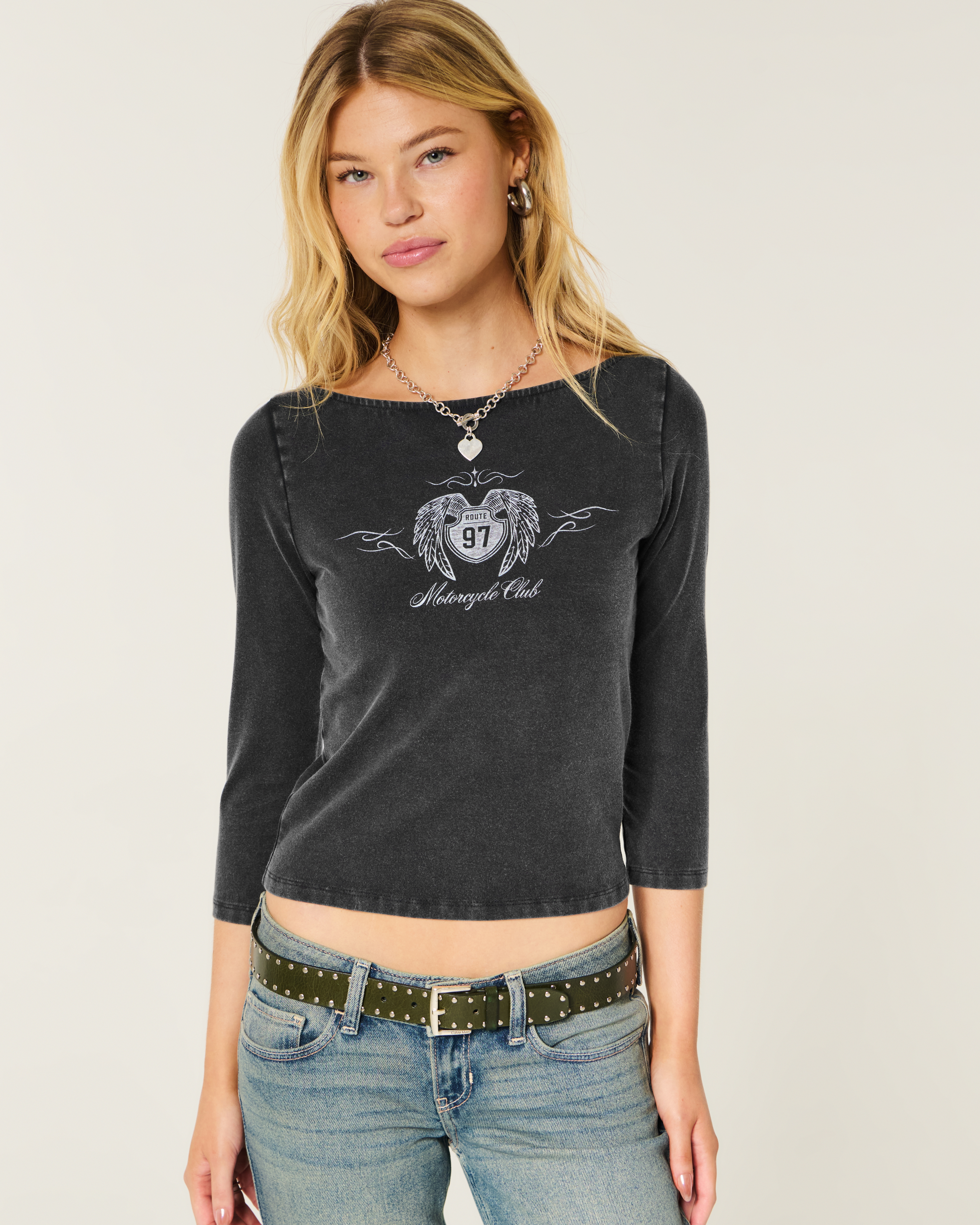 Женские футболки Hollister Slash-Neck Route 97 Motorcycle Club Graphic Tee — фото 2