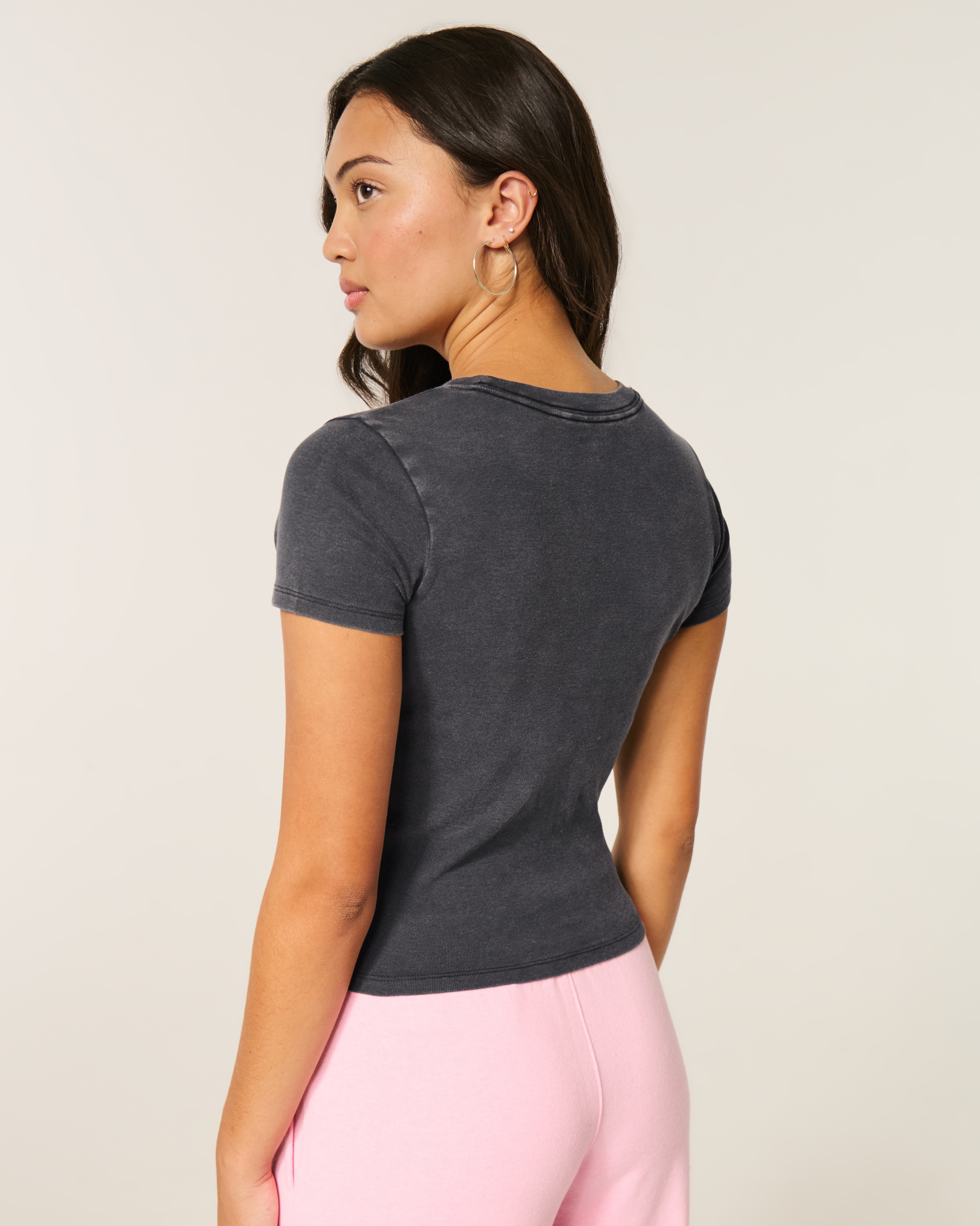 Женские футболки Hollister Call Me Graphic Baby Tee — фото 3
