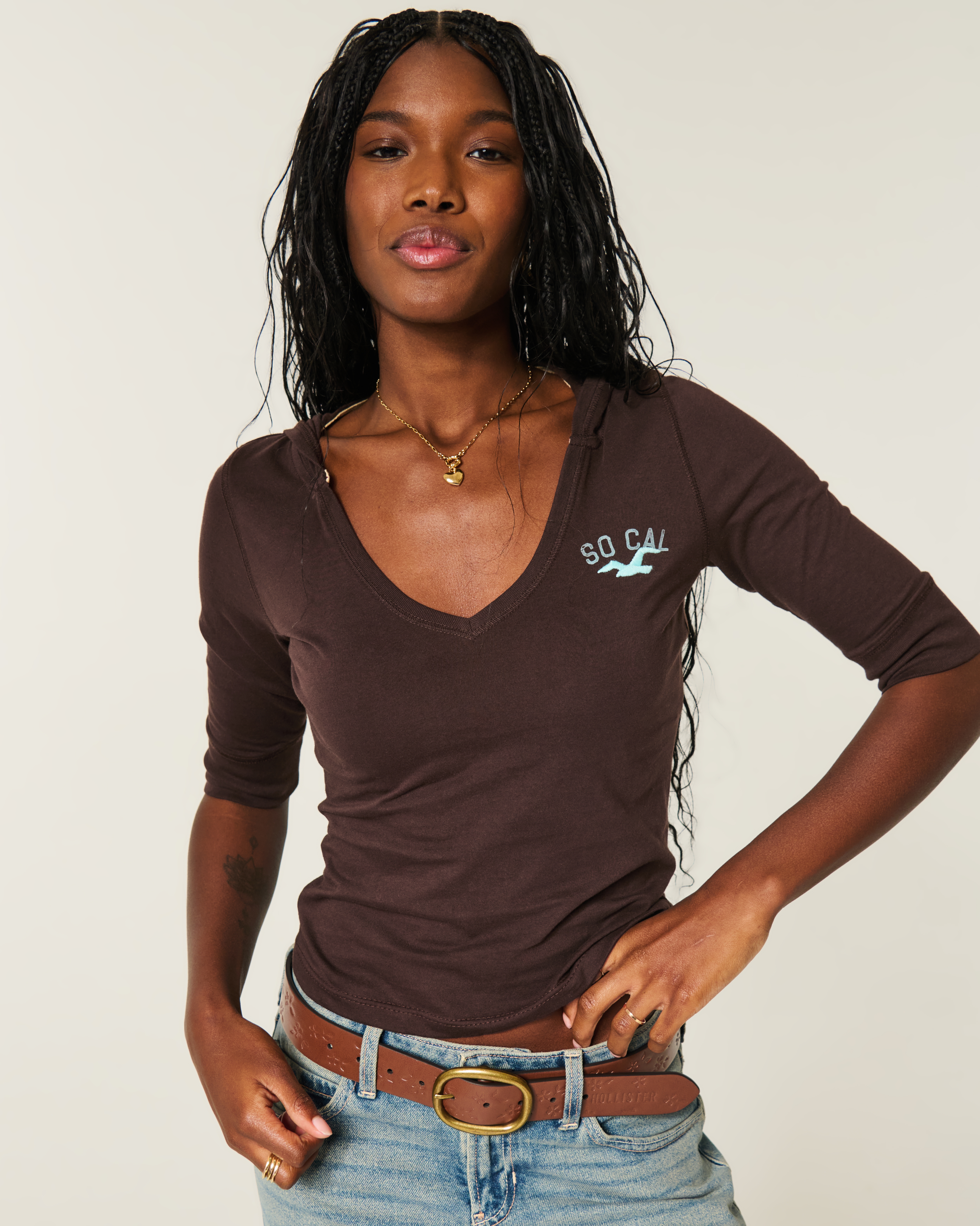 Женские футболки Hollister Hooded Half-Sleeve Logo Graphic Tee — фото 3