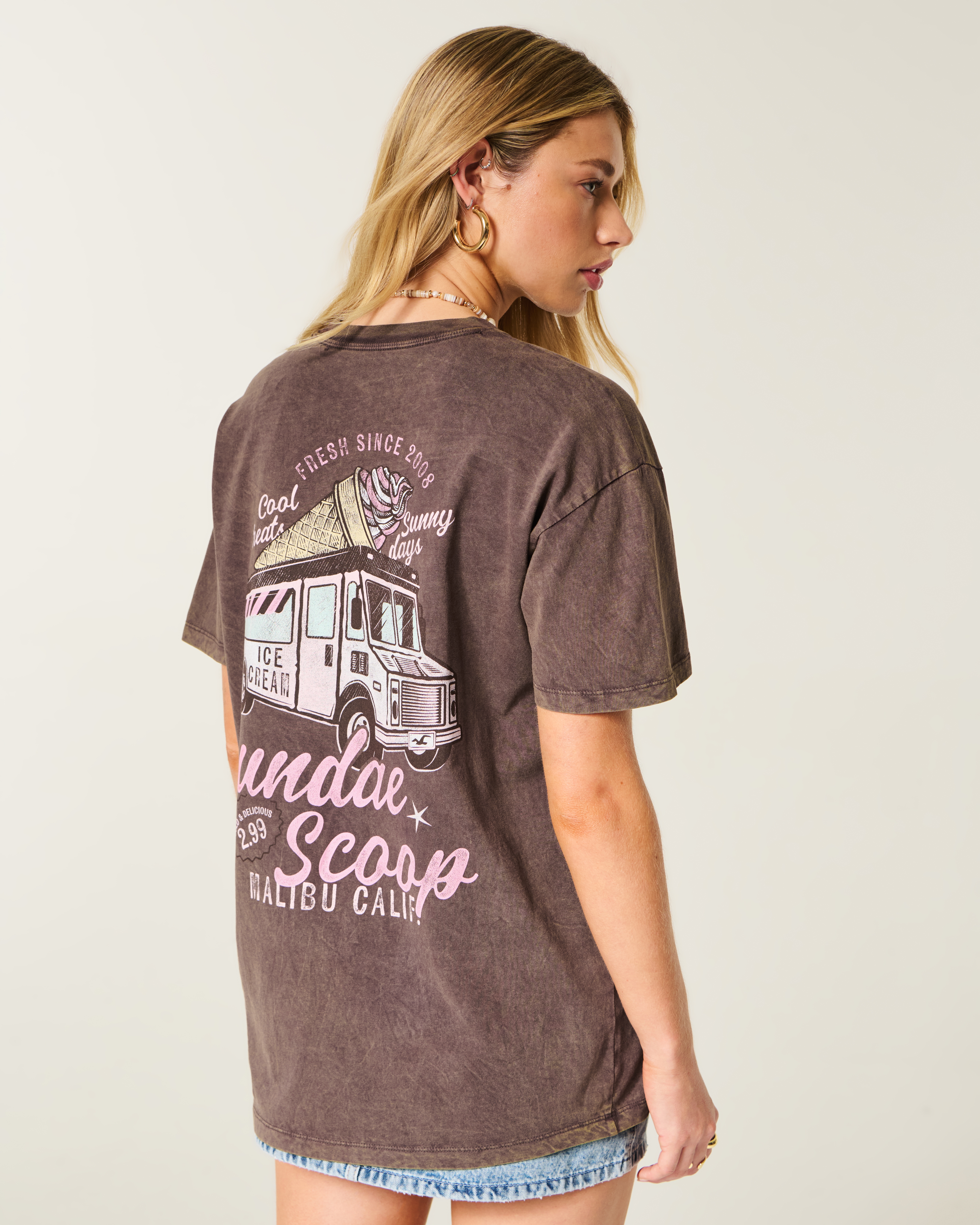 Женские футболки Hollister Oversized Meet Me Poolside Graphic Tee — фото 3