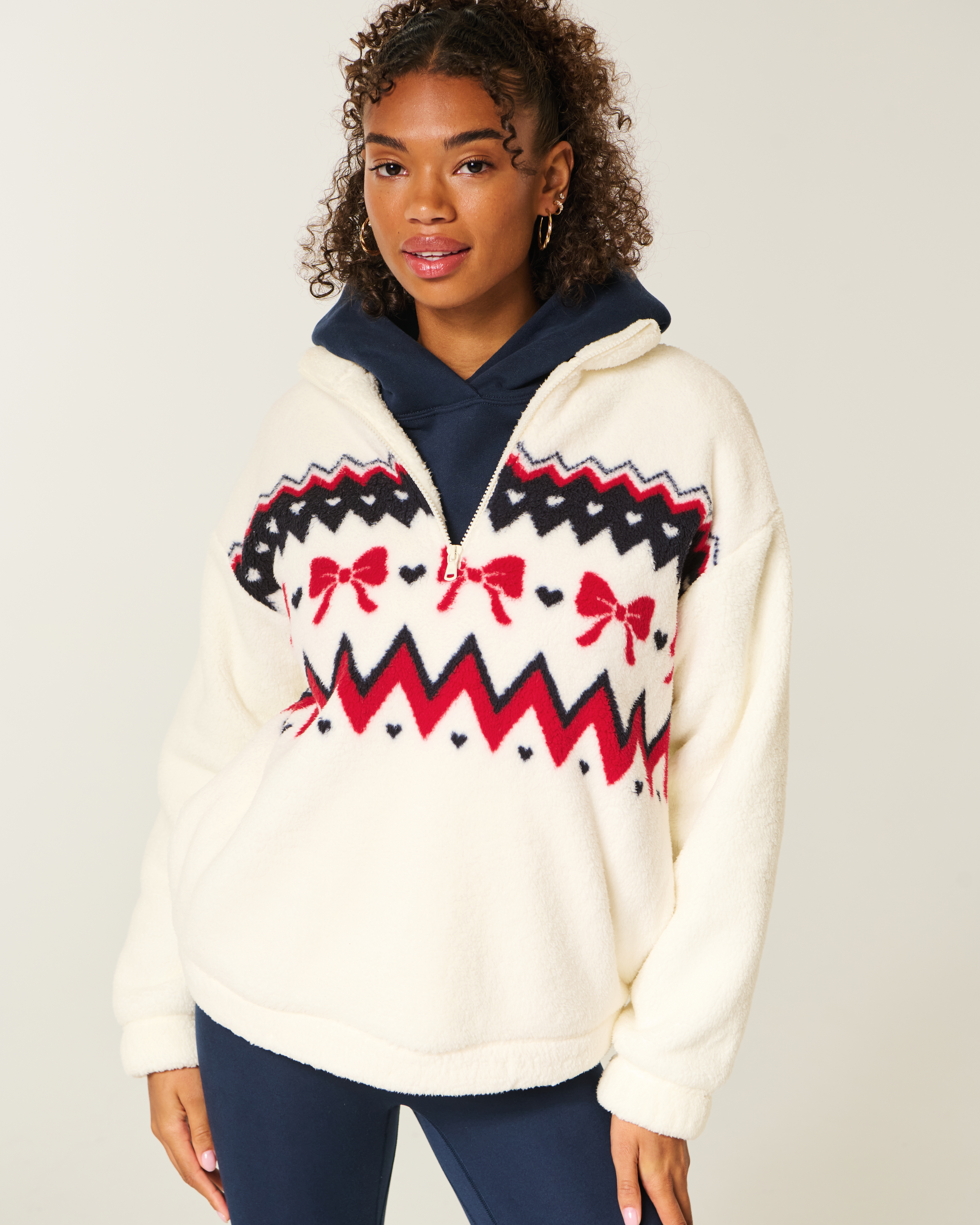 Женские худи Hollister Gilly Hicks Sherpa Quarter-Zip Sweatshirt — фото 2