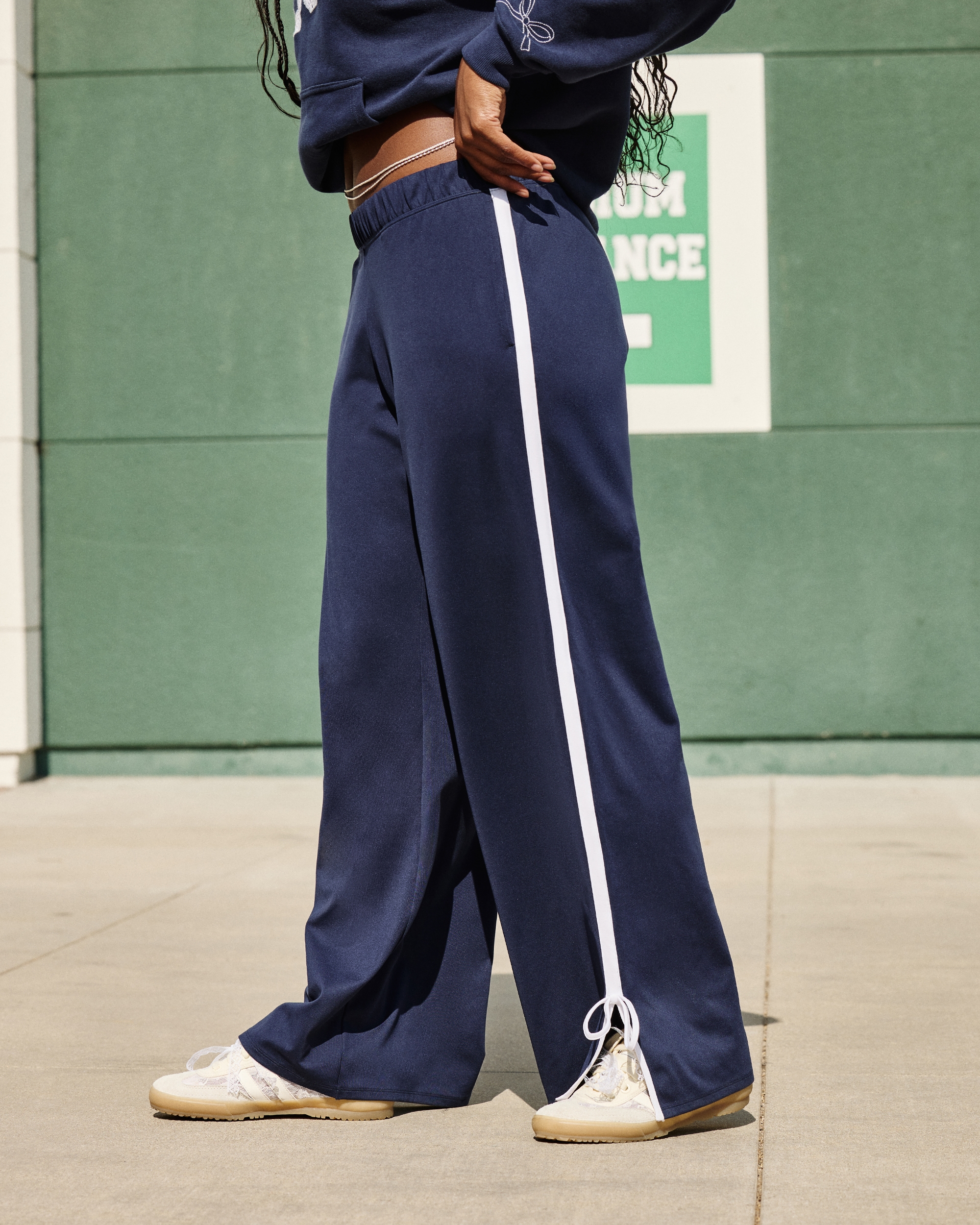 Женские спортивные брюки Hollister Gilly Hicks Active Side Bow свободного кроя — фото 2
