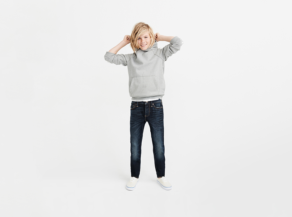 Garçon portant un jean et un t-shirt d’abercrombie kids